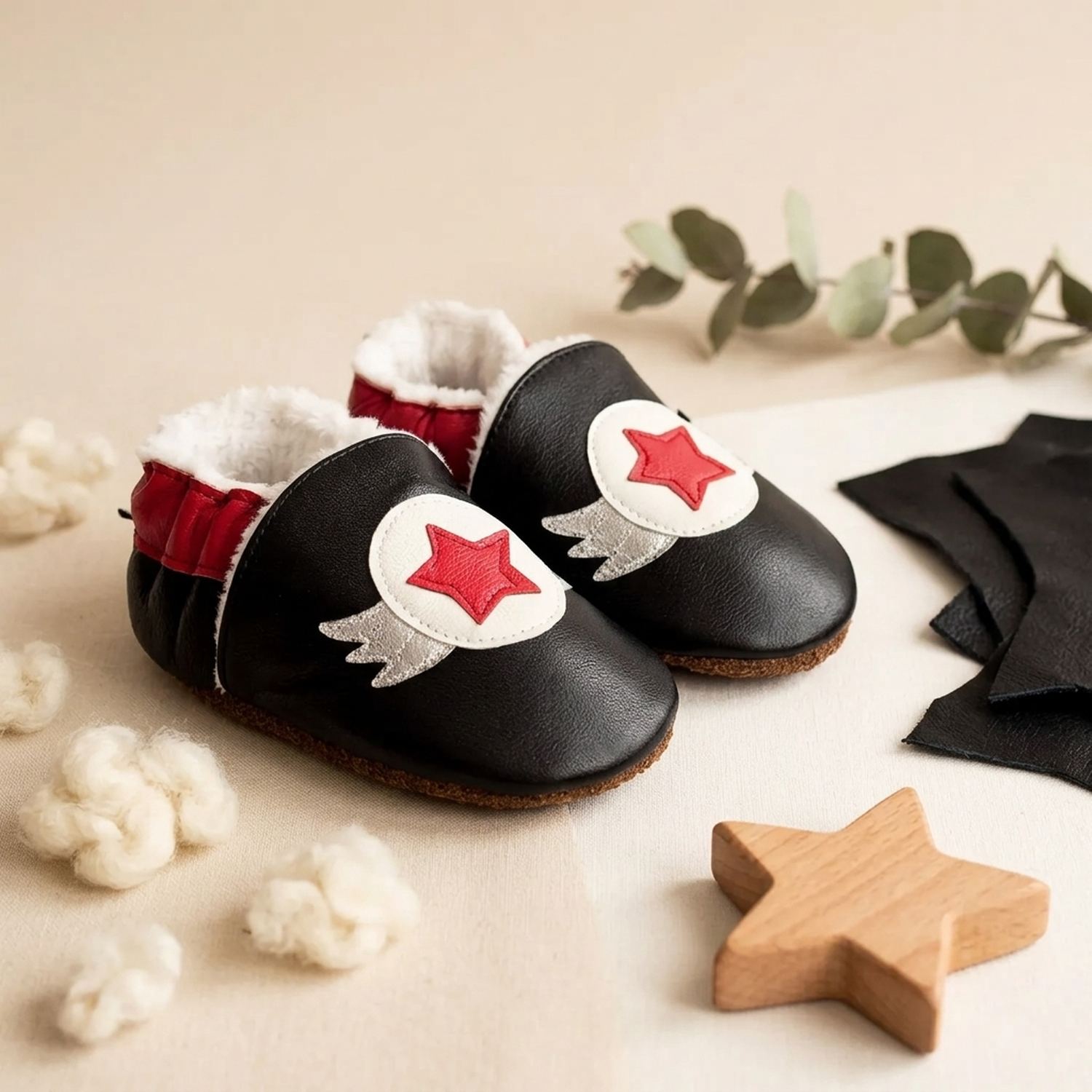 chaussons-bebe-cuir-souple-fourres-super-heros-mise-en-scene-atelier-5