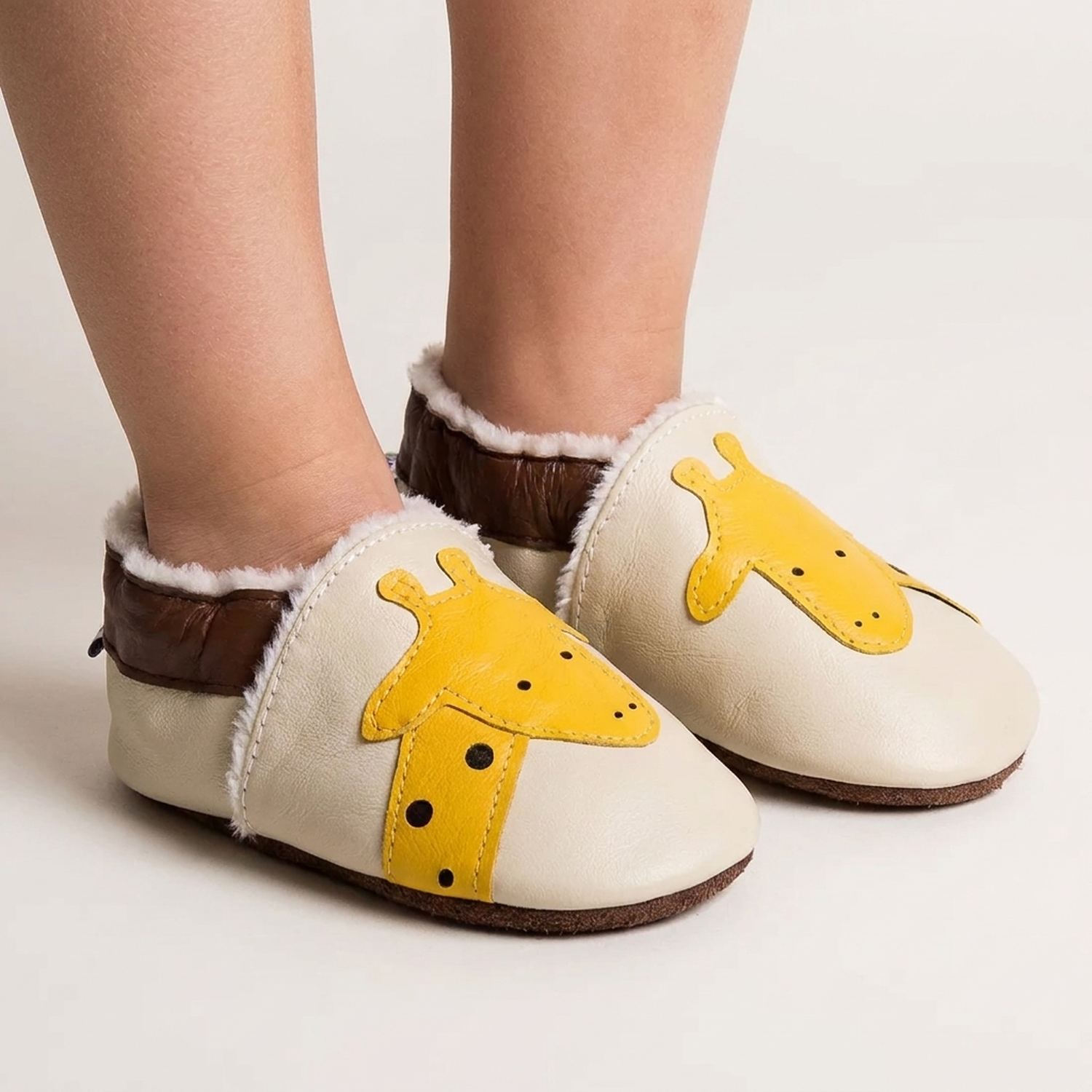 chaussons-bebe-cuir-souple-fourres-laly-la-girafe-portee-bebe-2