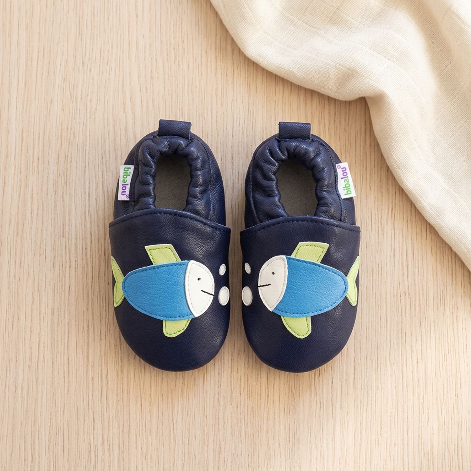 chaussons-bebe-cuir-souple-gaston-le-poisson-vue-dessus-3