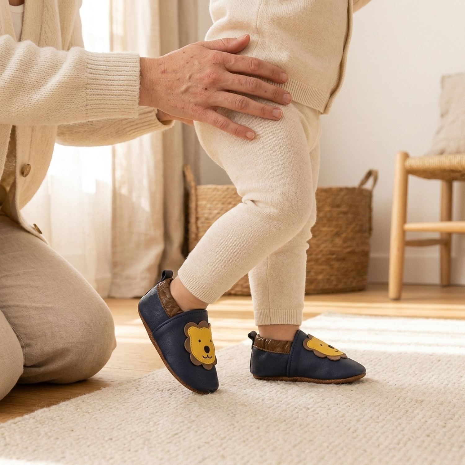 chaussons-bebe-cuir-souple-leon-le-lion-bleu-avec-adulte-3