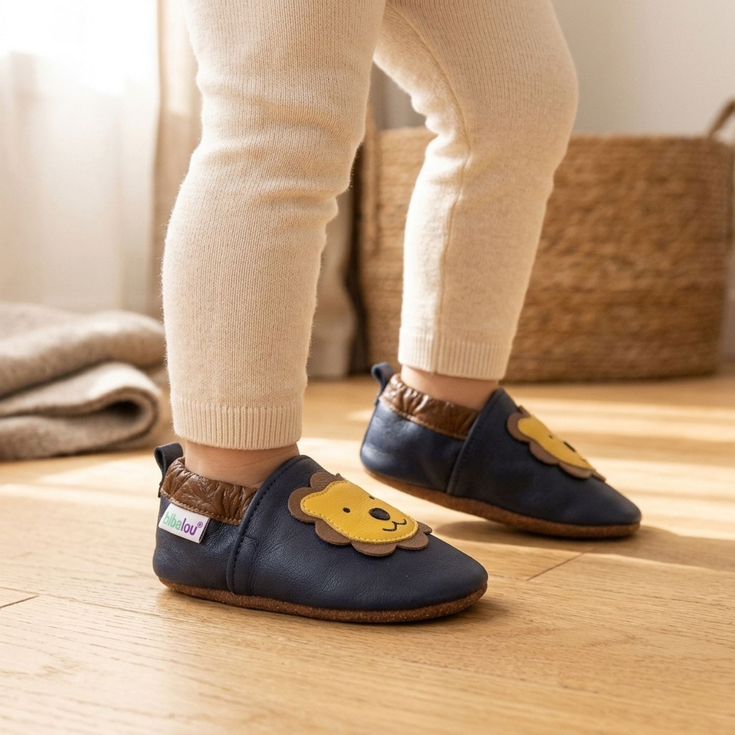 chaussons-bebe-cuir-souple-leon-le-lion-bleu-portee-bebe-5