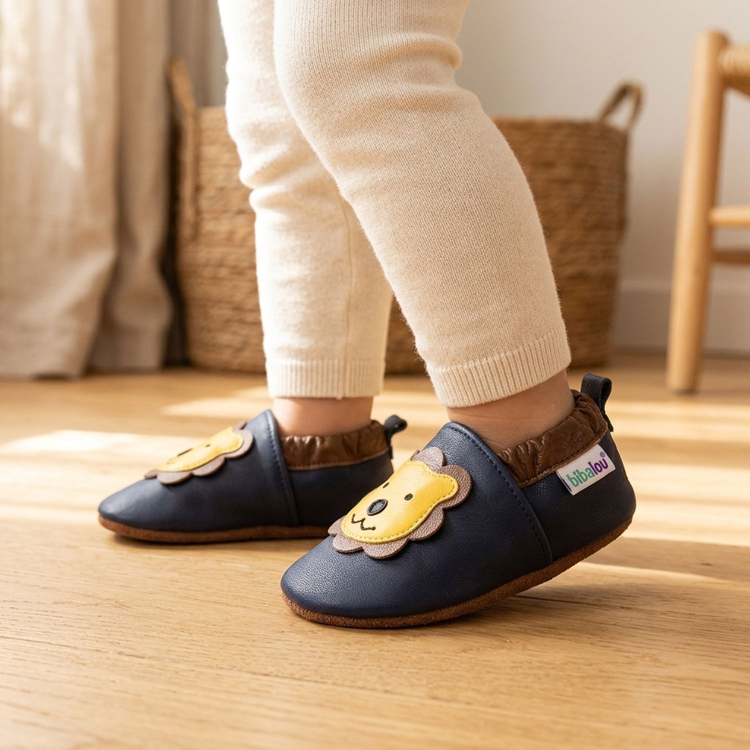 chaussons-bebe-cuir-souple-leon-le-lion-bleu-portee-bebe-6