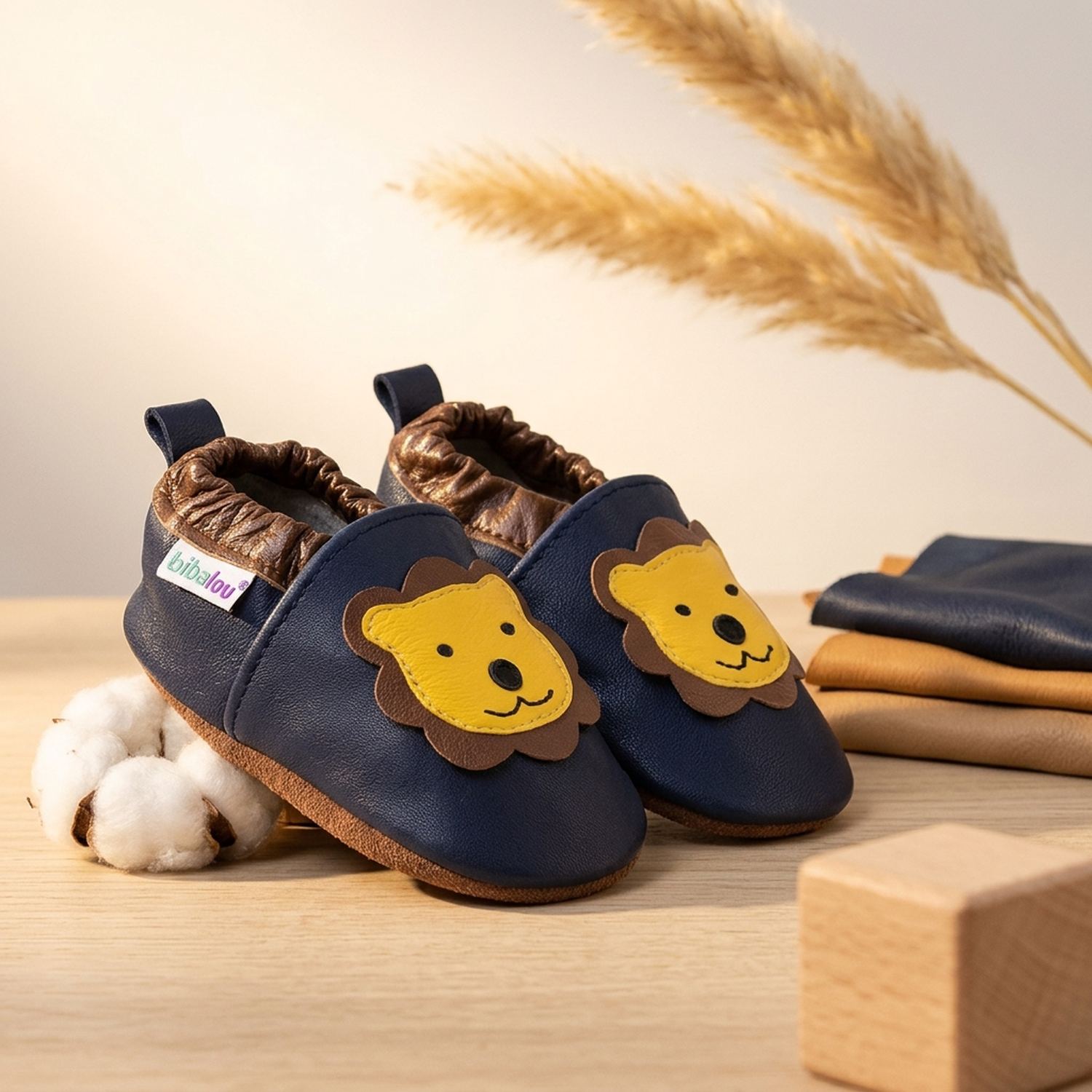chaussons-bebe-cuir-souple-leon-le-lion-bleu-mise-en-scene-jouets-4