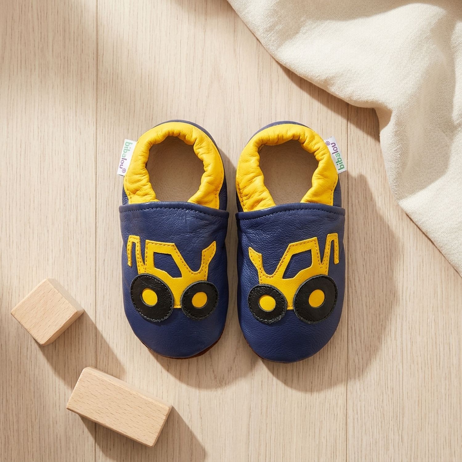 chaussons-bebe-cuir-souple-tractopelle-vue-dessus-6