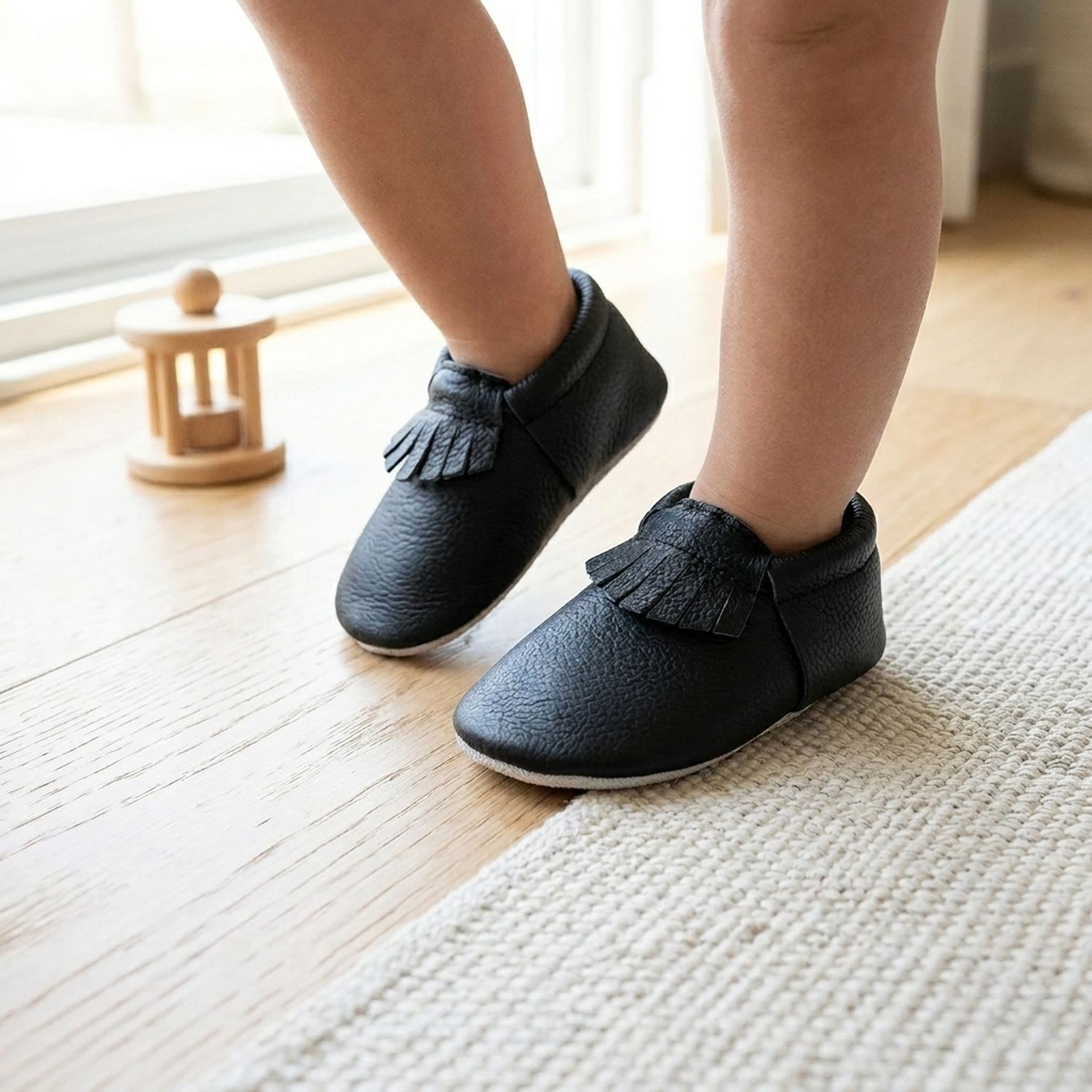 chaussons-bebe-cuir-souple-a-franges-noir-portee-bebe-5