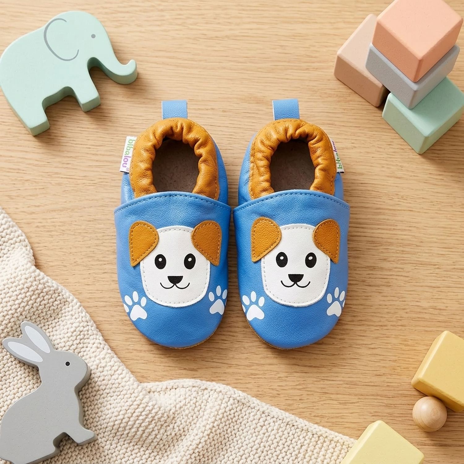 chaussons-bebe-cuir-souple-aladin-le-chien-mise-en-scene-jouets-6