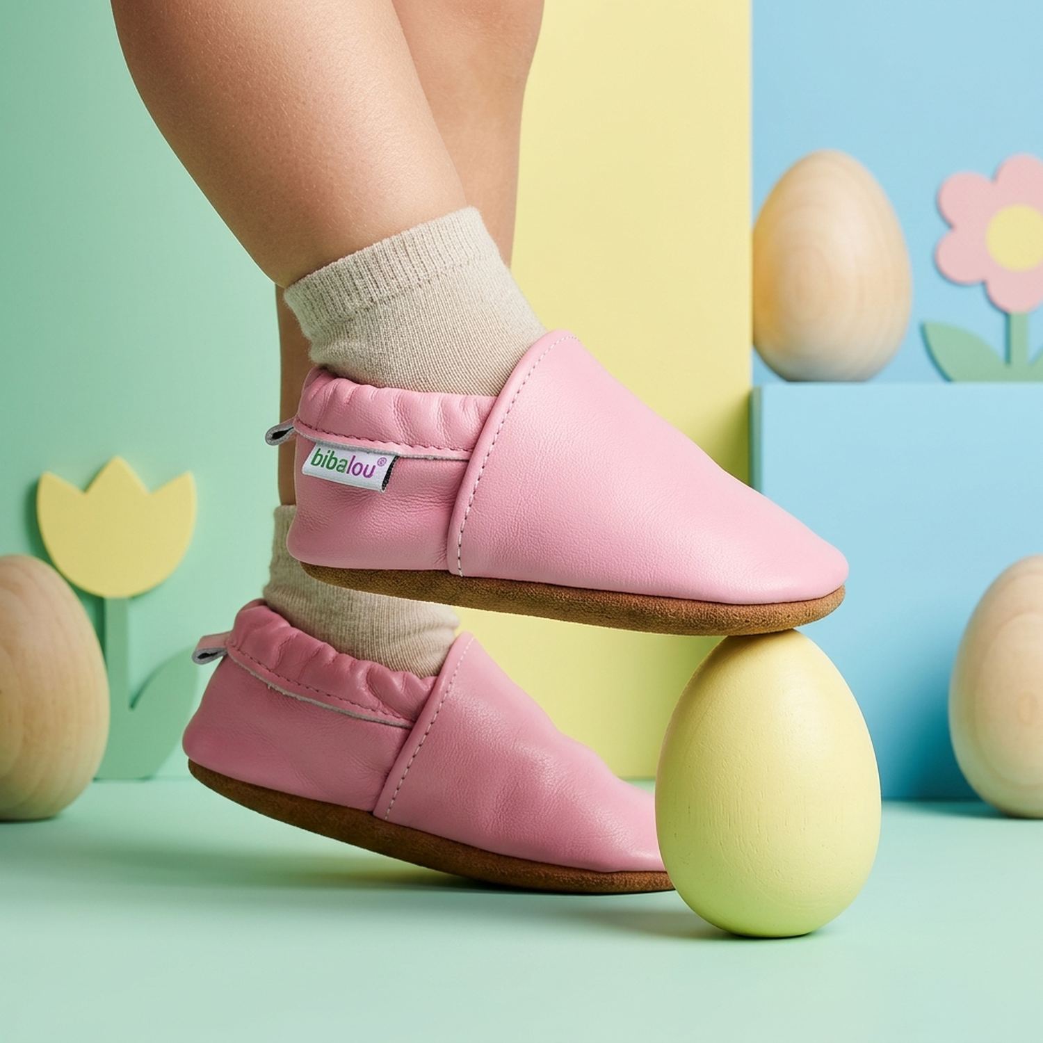 chaussons-bebe-cuir-souple-unis-rose-bonbon-portee-bebe-2