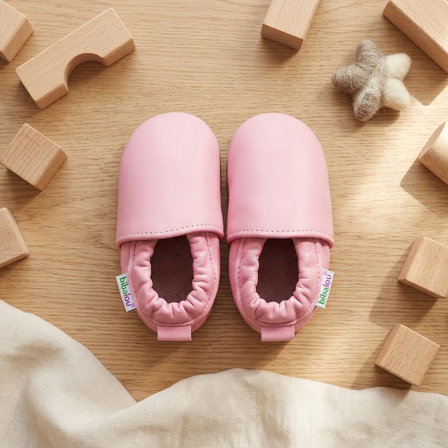 chaussons-bebe-cuir-souple-unis-rose-bonbon-vue-dessus-3