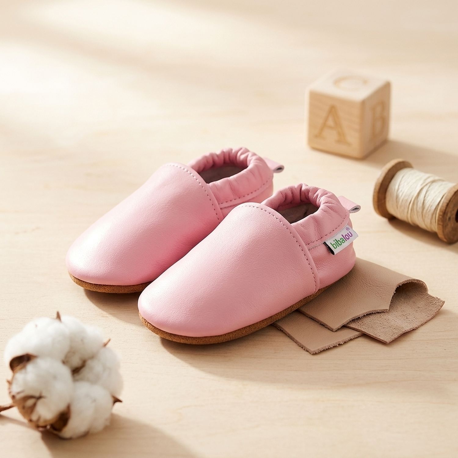 chaussons-bebe-cuir-souple-unis-rose-bonbon-mise-en-scene-atelier-6