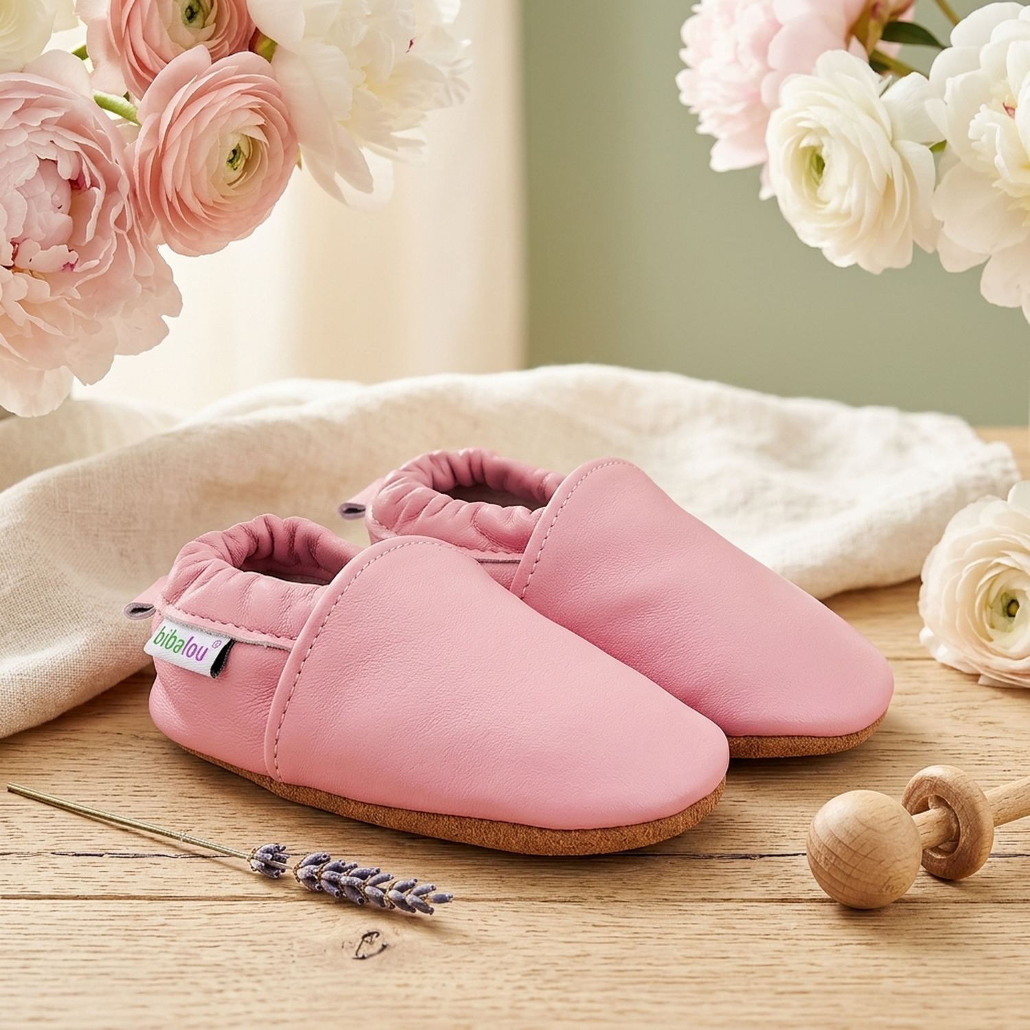 chaussons-bebe-cuir-souple-unis-rose-bonbon-mise-en-scene-fleurs-4