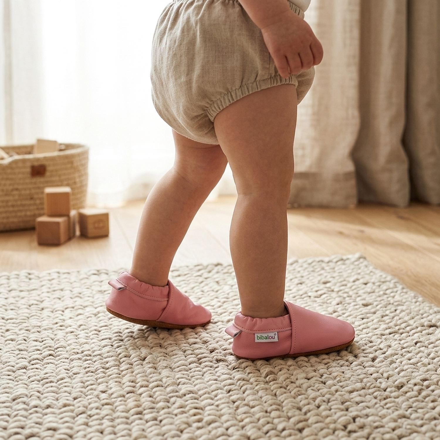 chaussons-bebe-cuir-souple-unis-rose-bonbon-portee-bebe-5