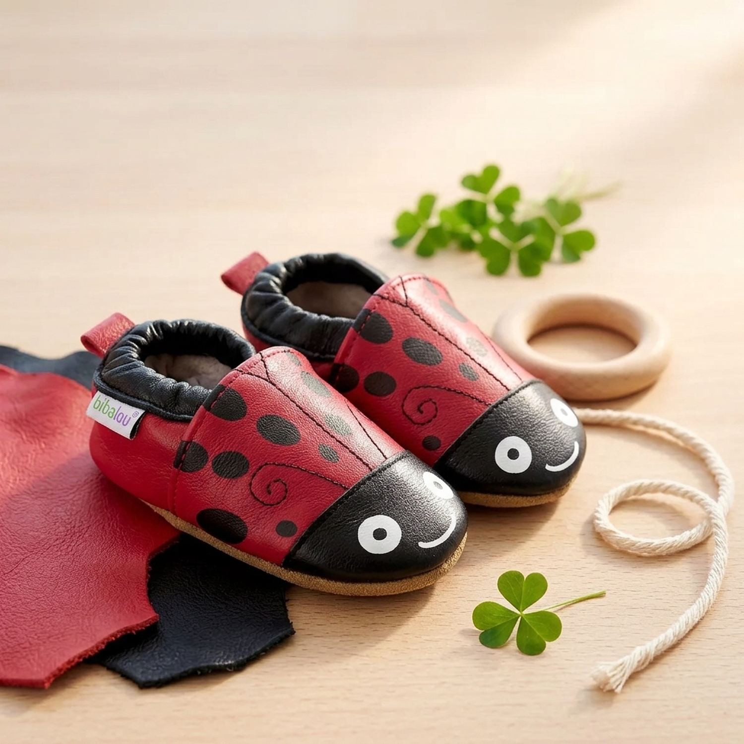 chaussons-bebe-cuir-souple-gabrielle-la-coccinelle-mise-en-scene-nature-4