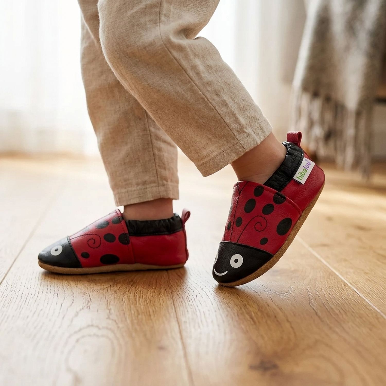 chaussons-bebe-cuir-souple-gabrielle-la-coccinelle-portee-bebe-2