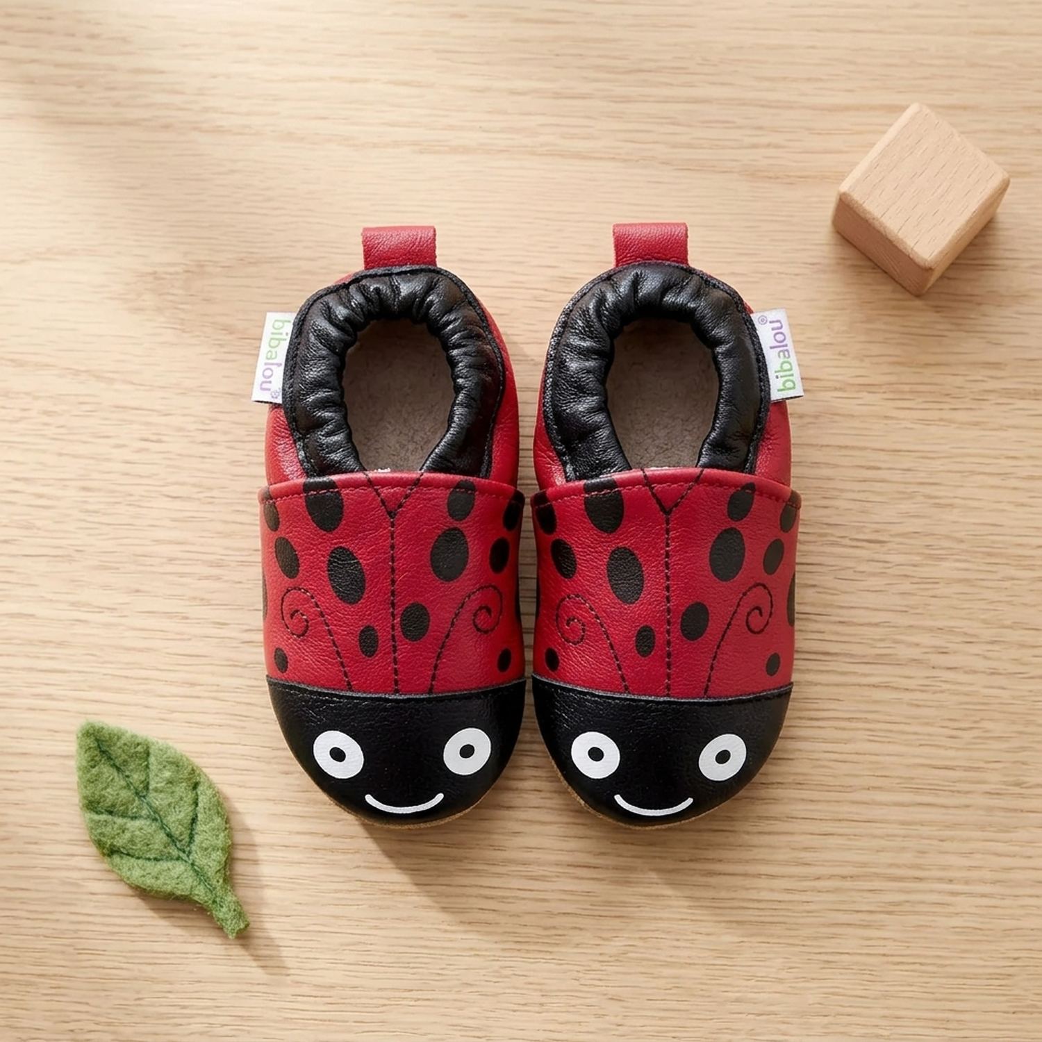 chaussons-bebe-cuir-souple-gabrielle-la-coccinelle-vue-dessus-3