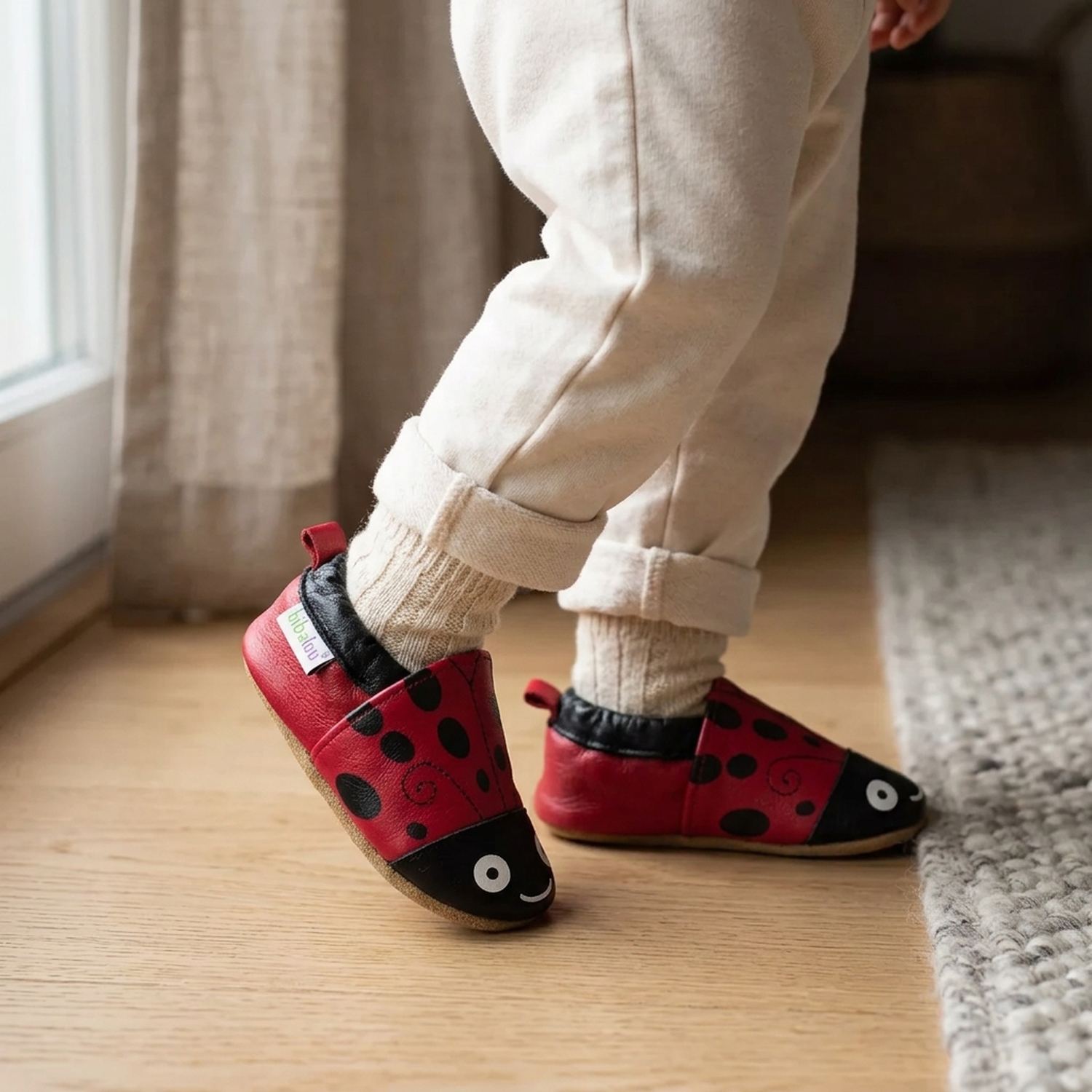 chaussons-bebe-cuir-souple-gabrielle-la-coccinelle-portee-bebe-5