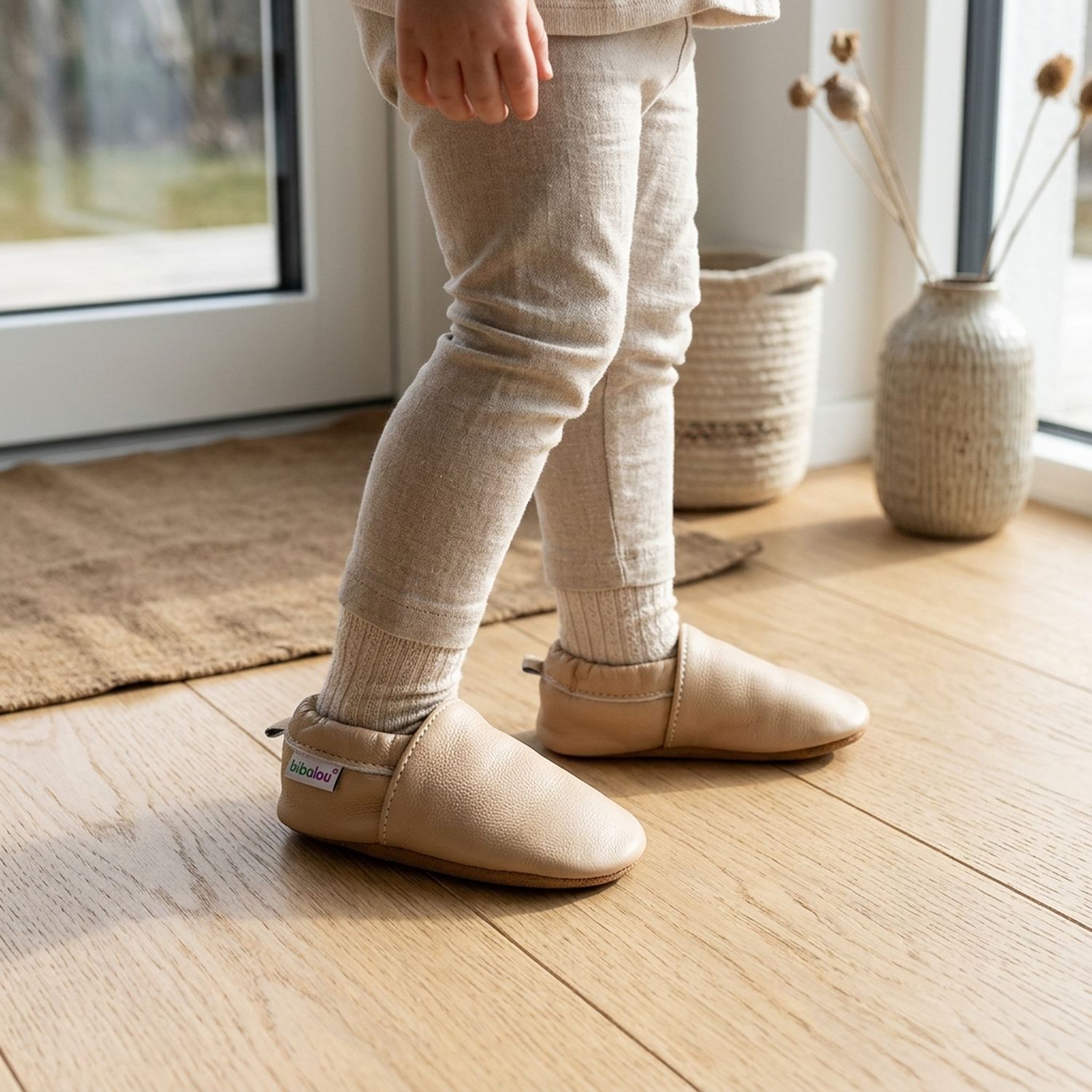 chaussons-bebe-cuir-souple-unis-beige-portee-bebe-2