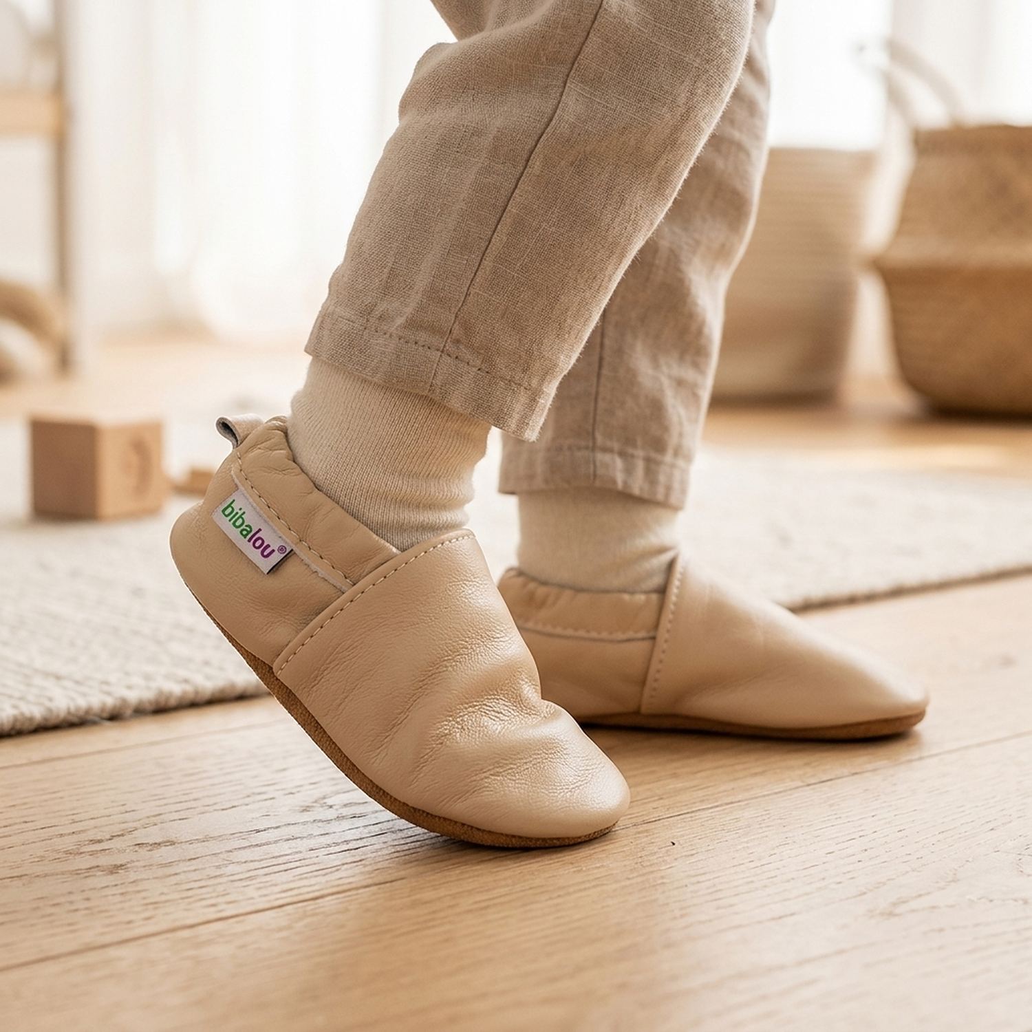 chaussons-bebe-cuir-souple-unis-beige-portee-bebe-4