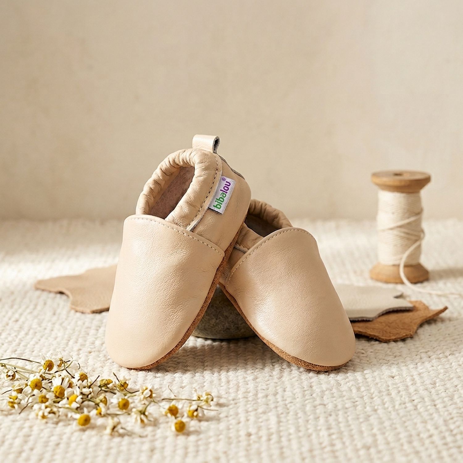 chaussons-bebe-cuir-souple-unis-beige-mise-en-scene-atelier-5