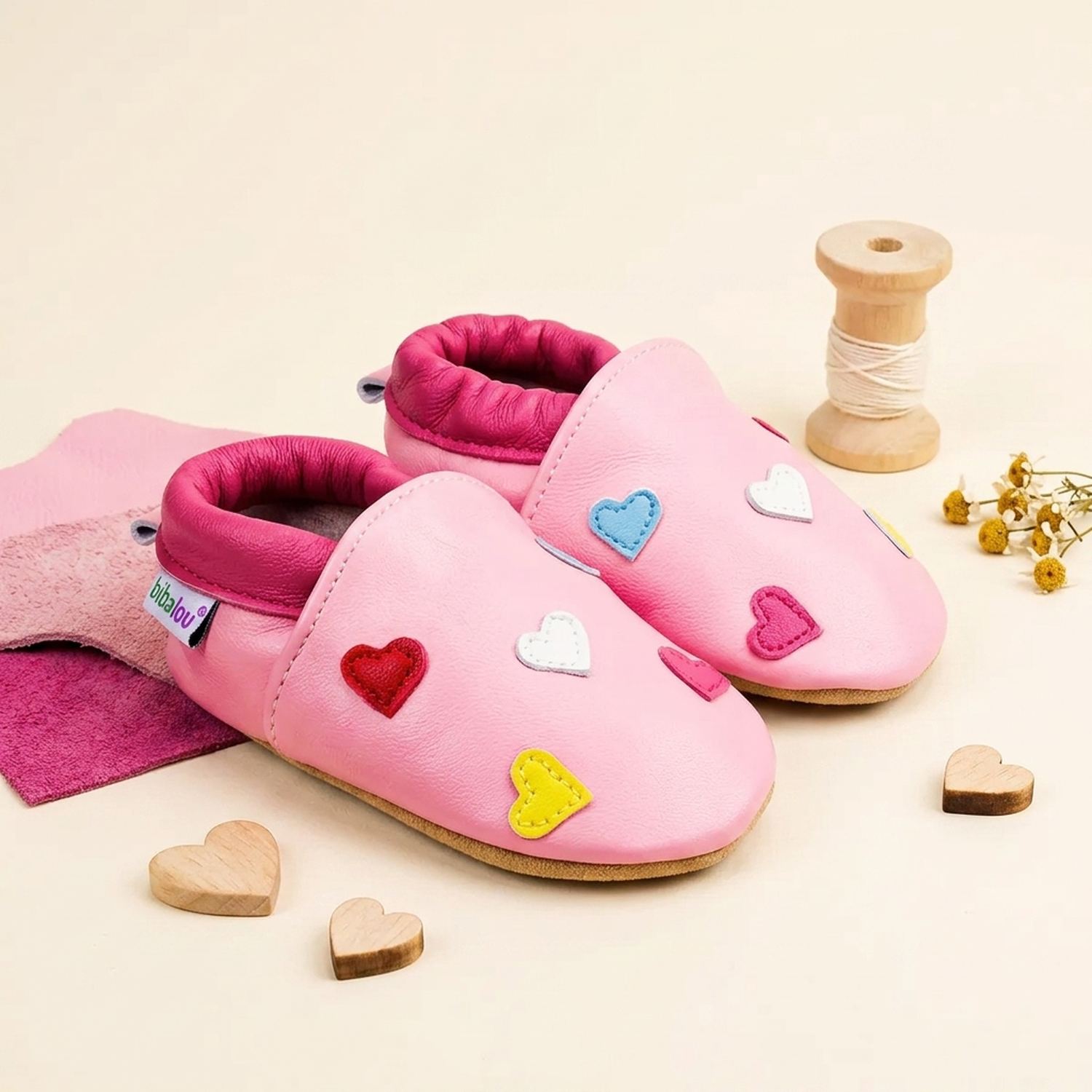 chaussons-bebe-cuir-souple-mini-coeurs-mise-en-scene-atelier-2