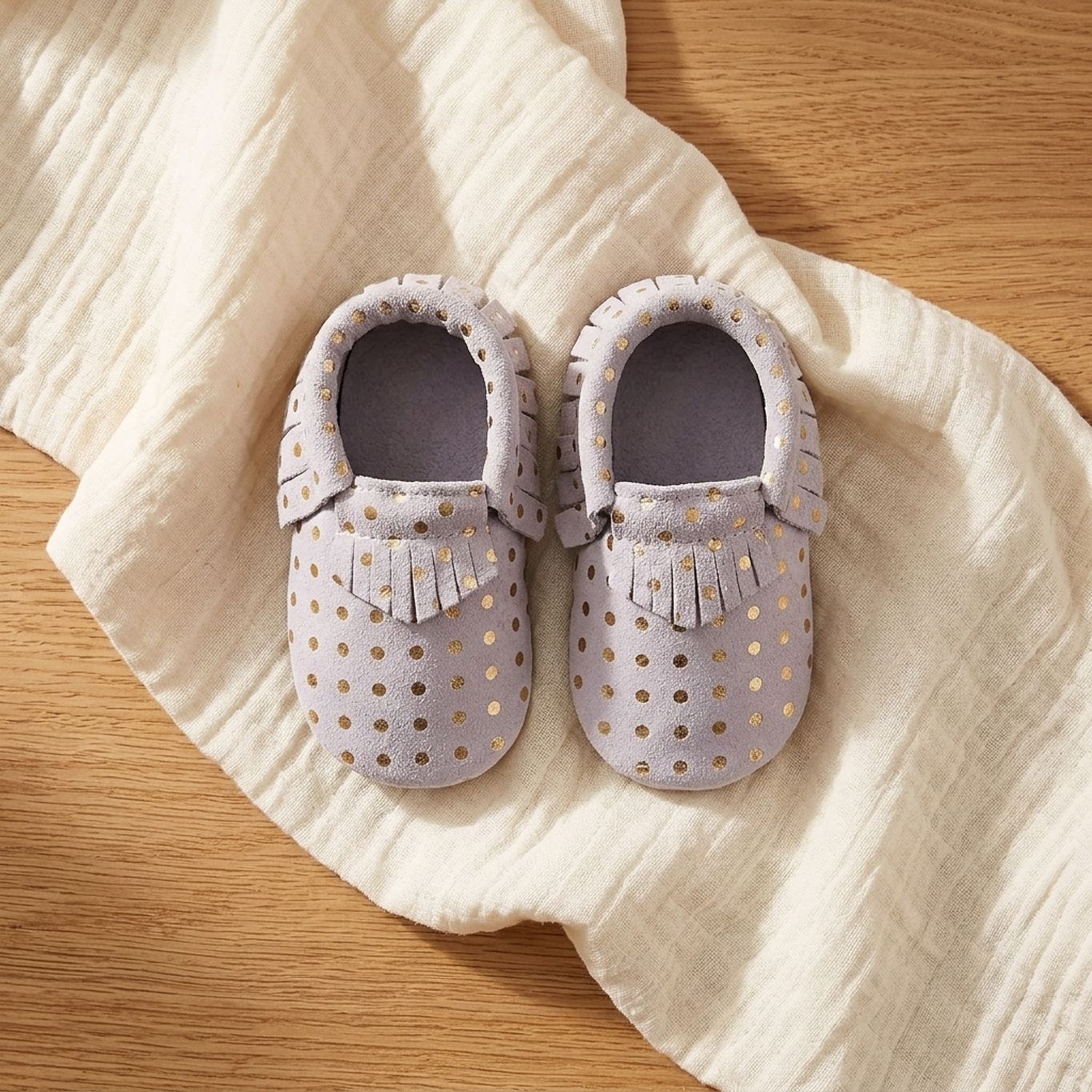 chaussons-bebe-cuir-souple-a-franges-pois-dores-vue-dessus-3