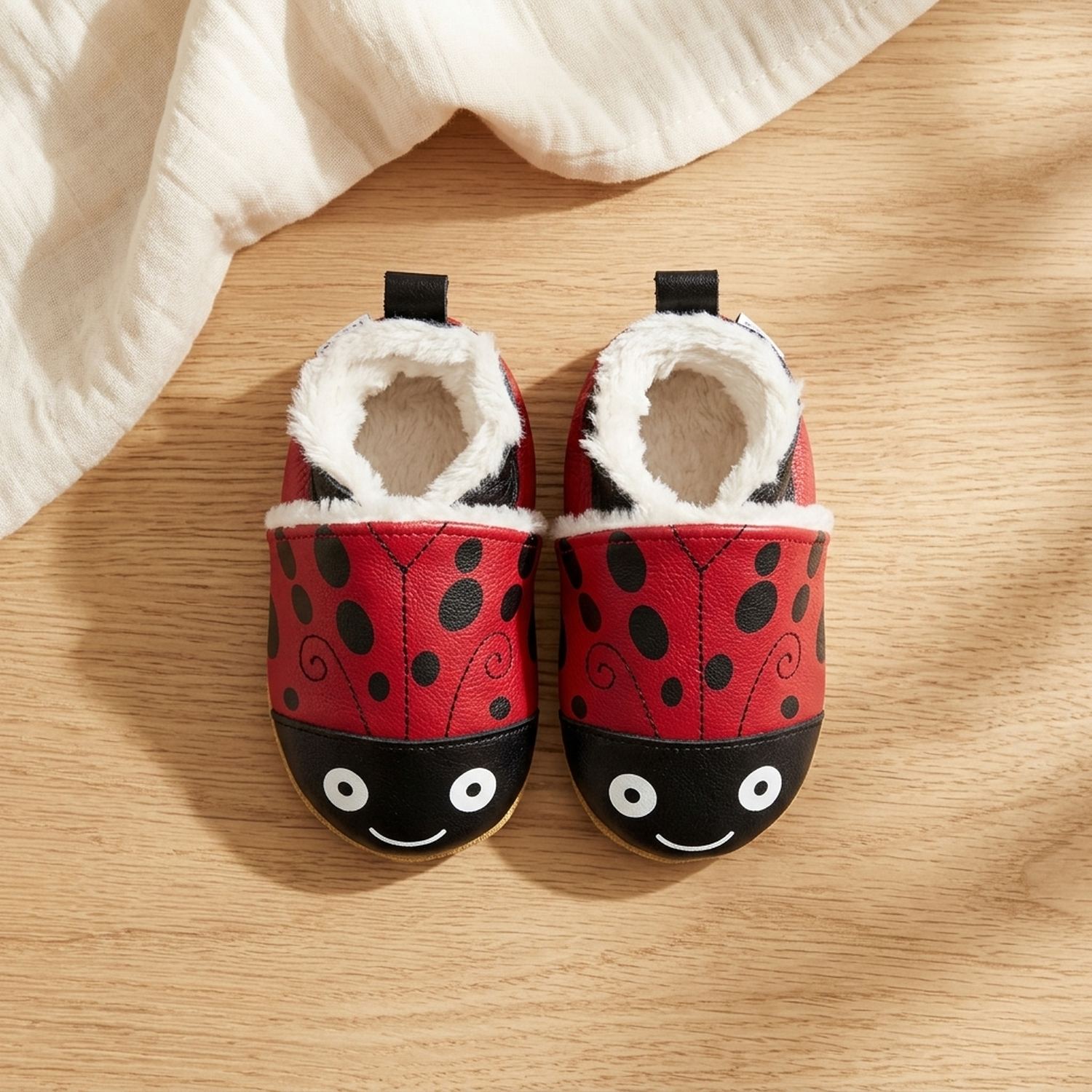 chaussons-bebe-cuir-souple-fourres-gabrielle-la-coccinelle-vue-dessus-3