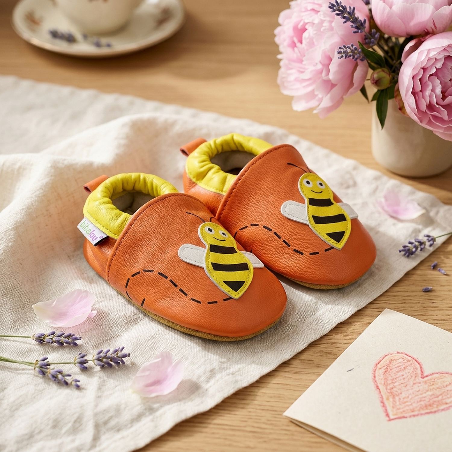 chaussons-bebe-cuir-souple-mireille-l-abeille-mise-en-scene-fleurs-2