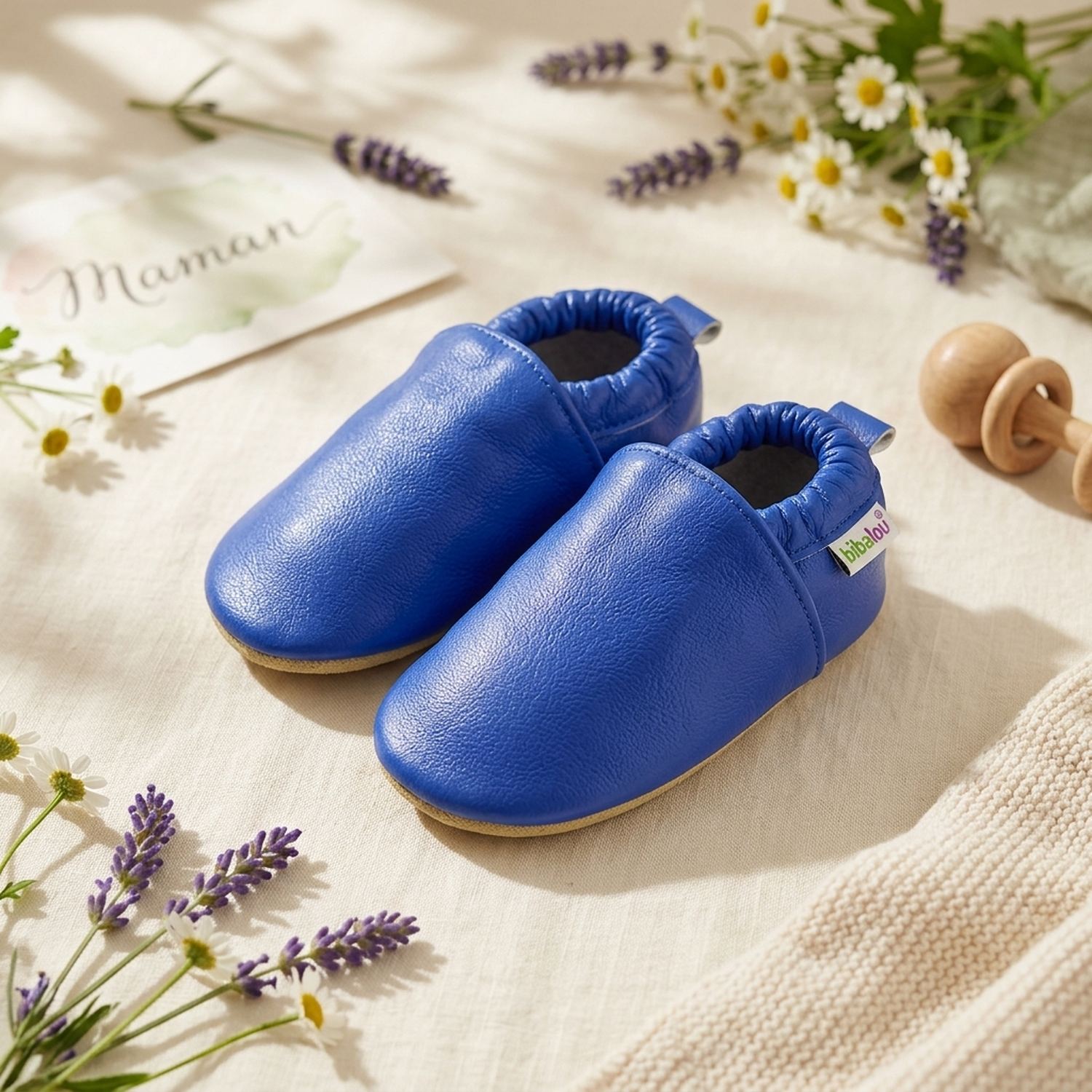 chaussons-bebe-cuir-souple-unis-bleu-electrique-mise-en-scene-fete-des-meres-2