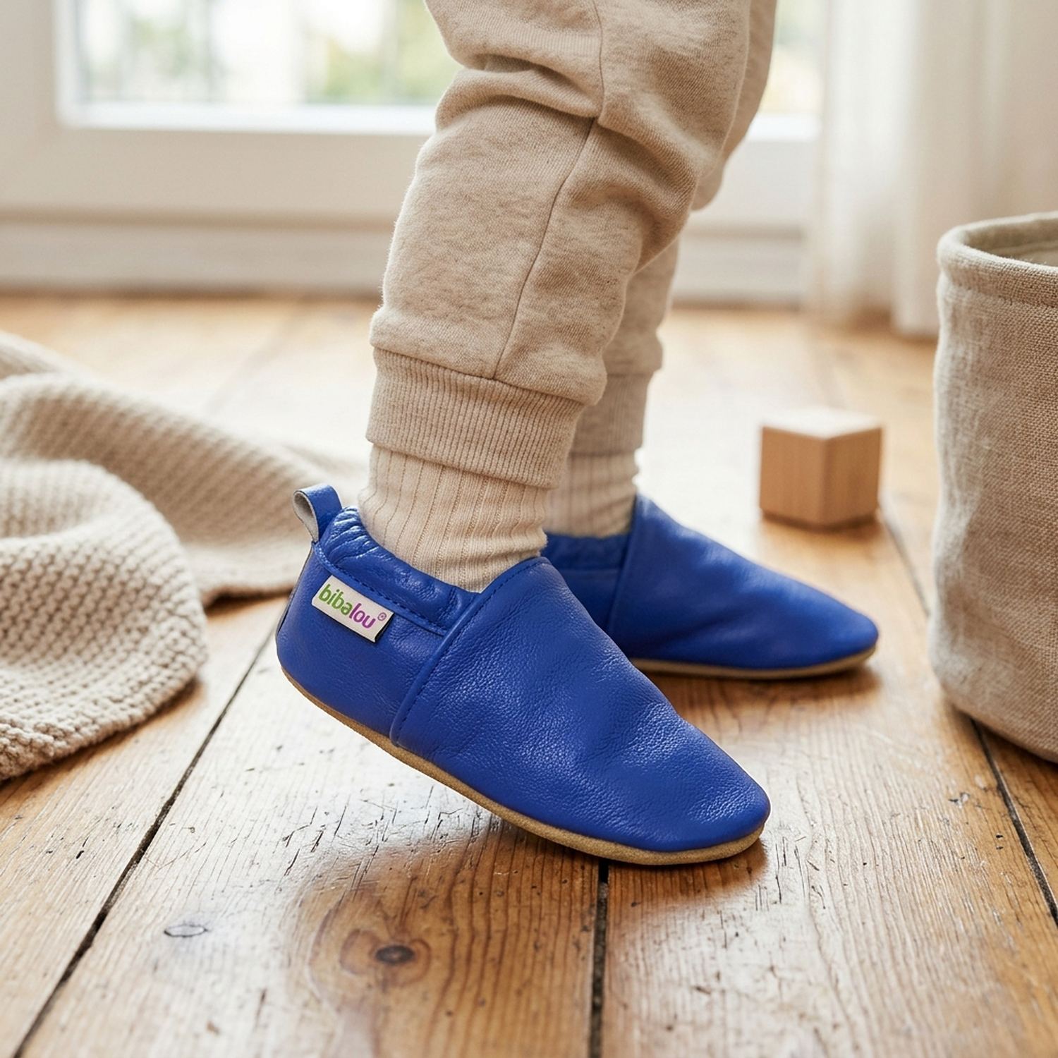 chaussons-bebe-cuir-souple-unis-bleu-electrique-portee-bebe-6