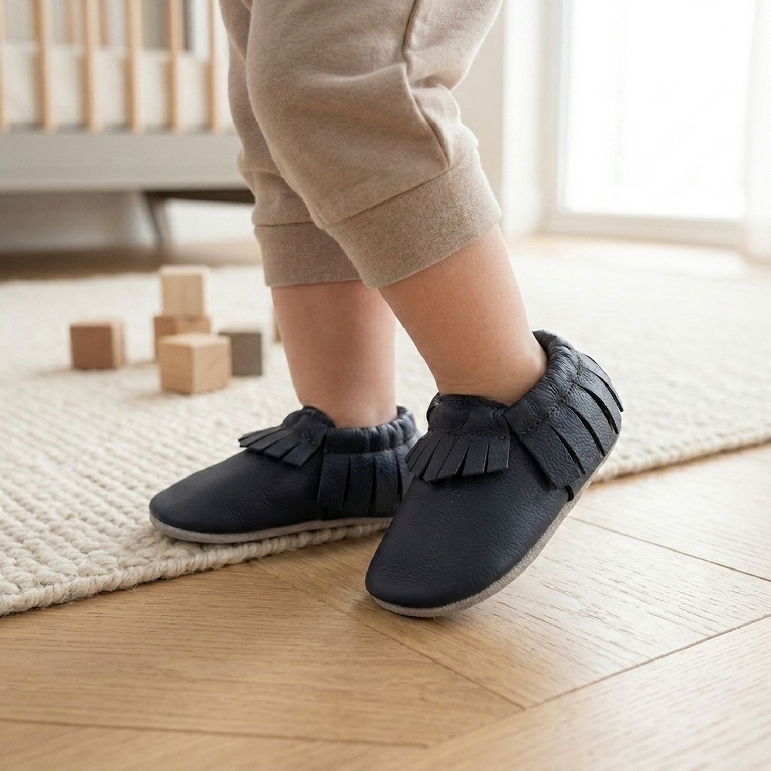 chaussons-bebe-cuir-souple-a-franges-uni-bleu-navy-portee-bebe-4