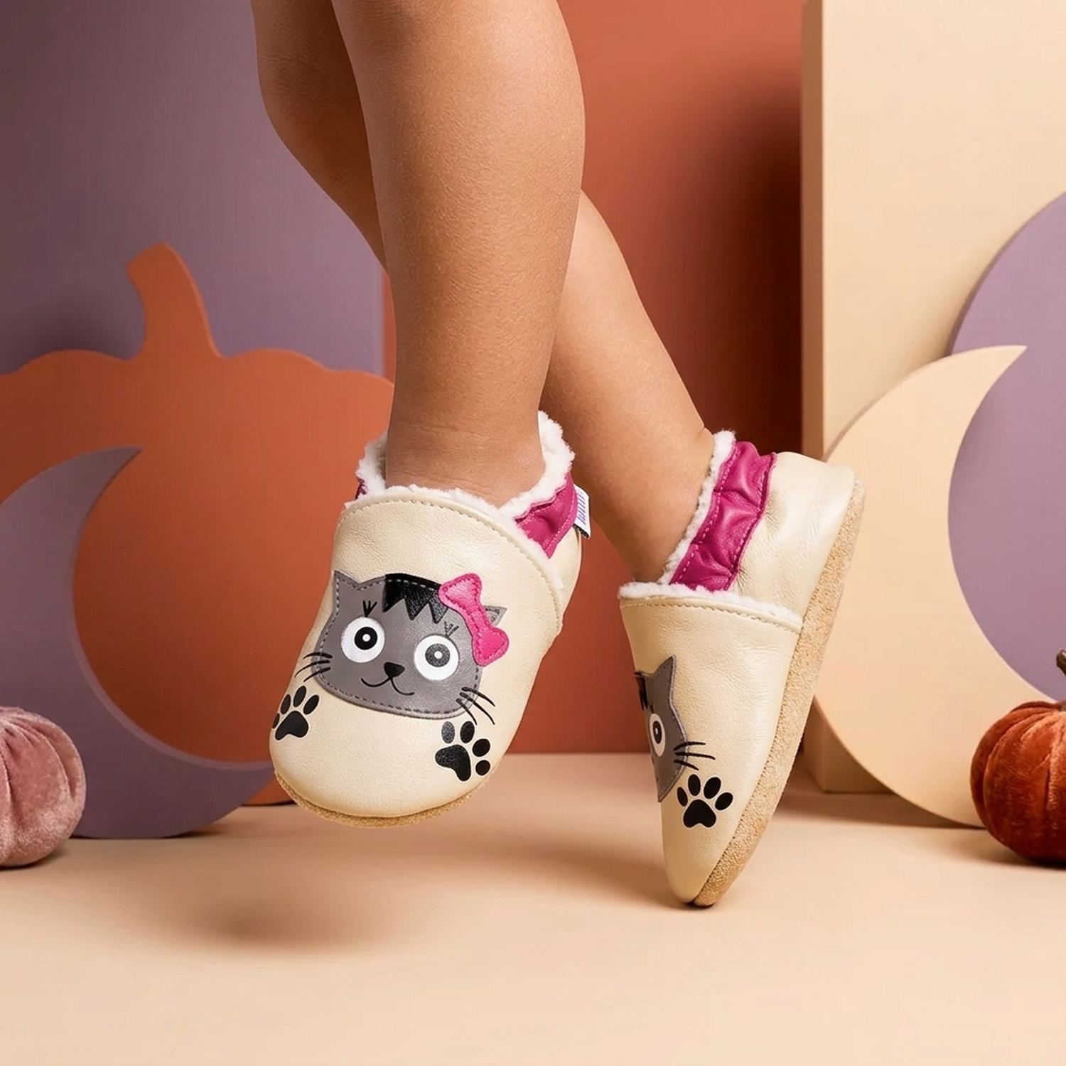 chaussons-bebe-cuir-souple-fourres-agathe-la-chatte-mise-en-scene-halloween-4