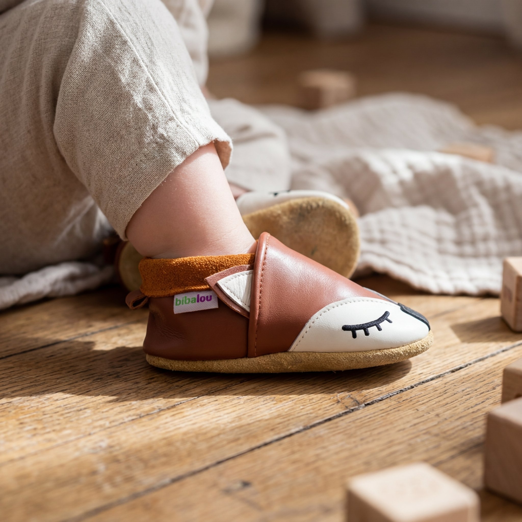 chaussons-bebe-cuir-souple-gaspard-le-renard-portee-bebe-2