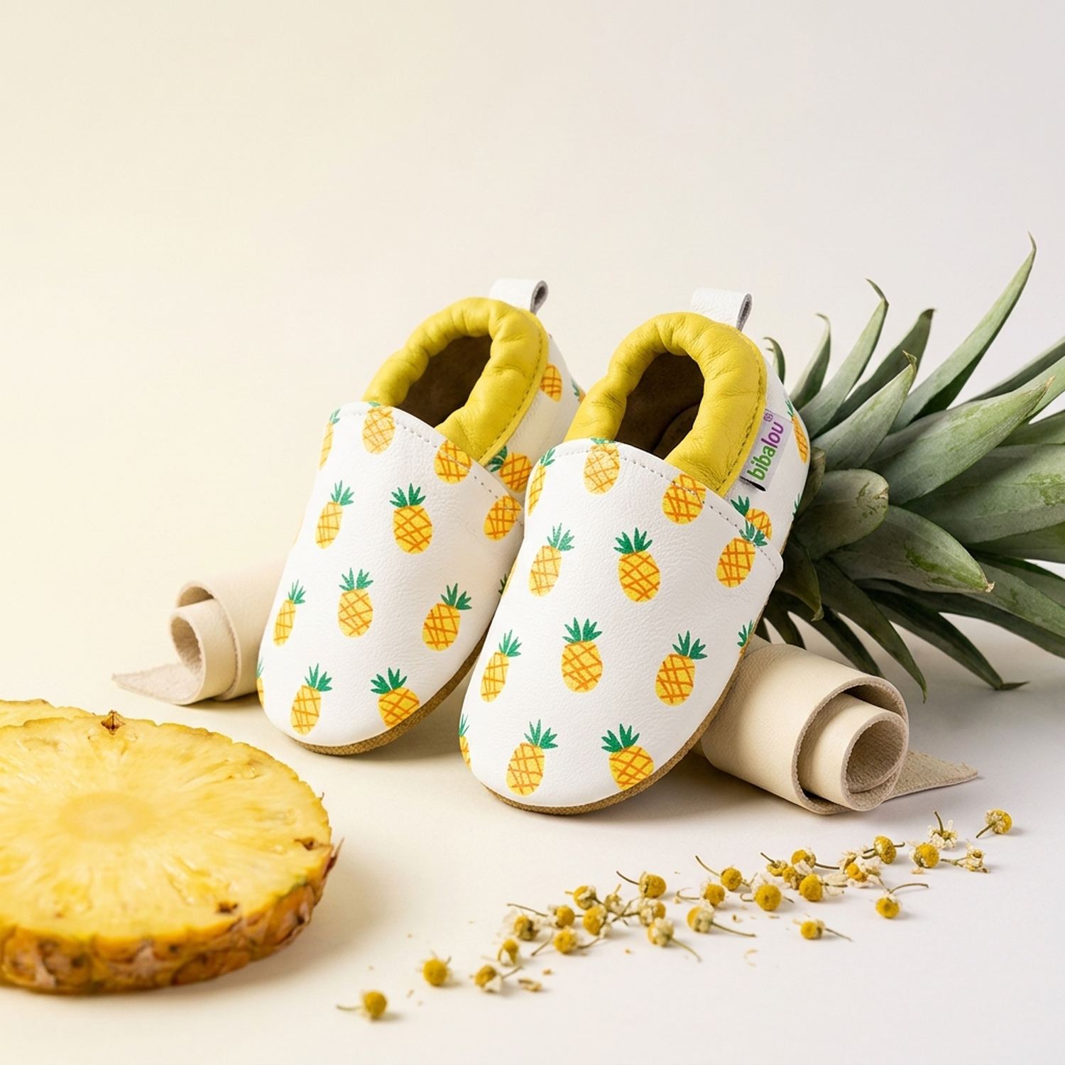 chaussons-bebe-cuir-souple-imprime-ananas-mise-en-scene-alimentation-3