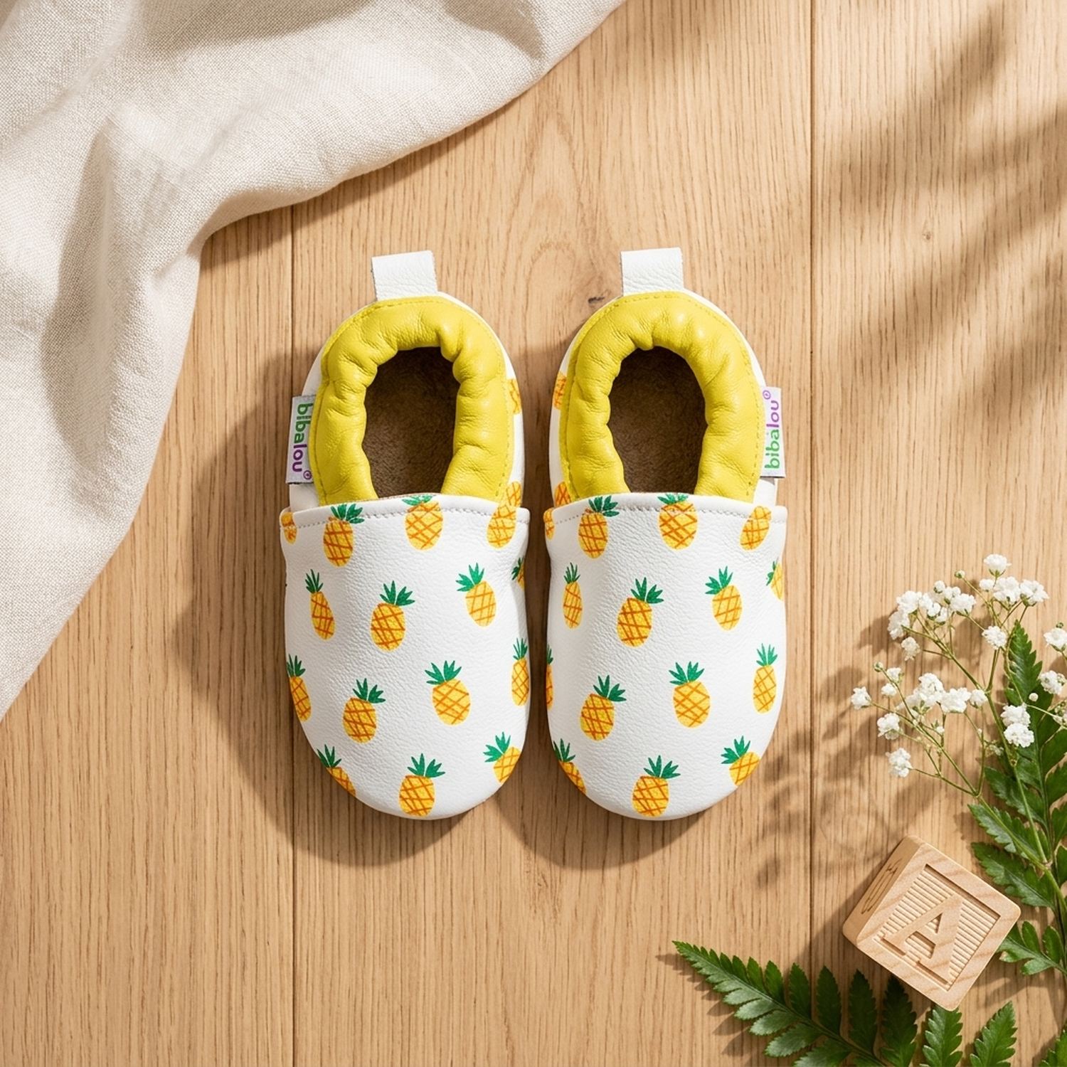 chaussons-bebe-cuir-souple-imprime-ananas-vue-dessus-2