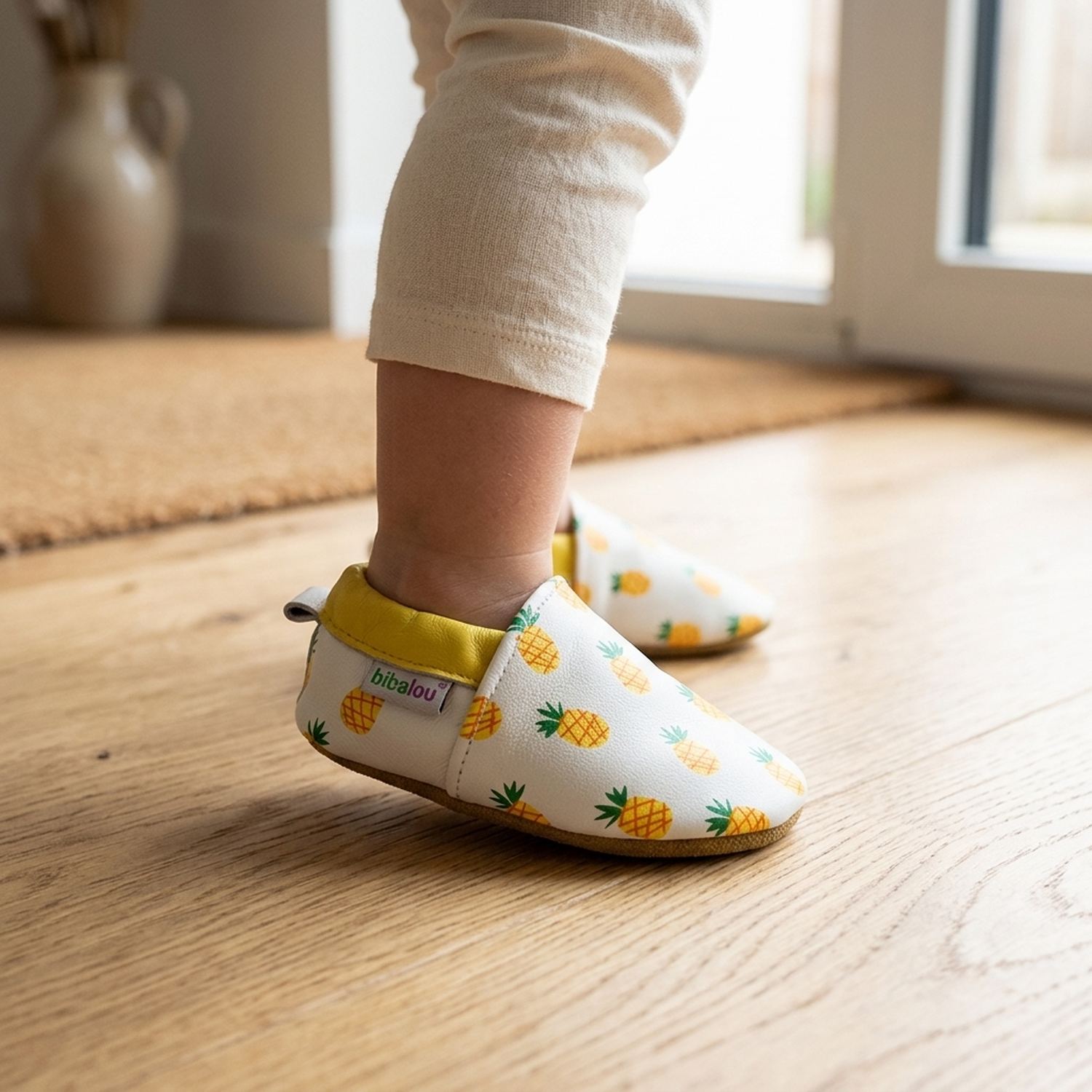 chaussons-bebe-cuir-souple-imprime-ananas-portee-bebe-5