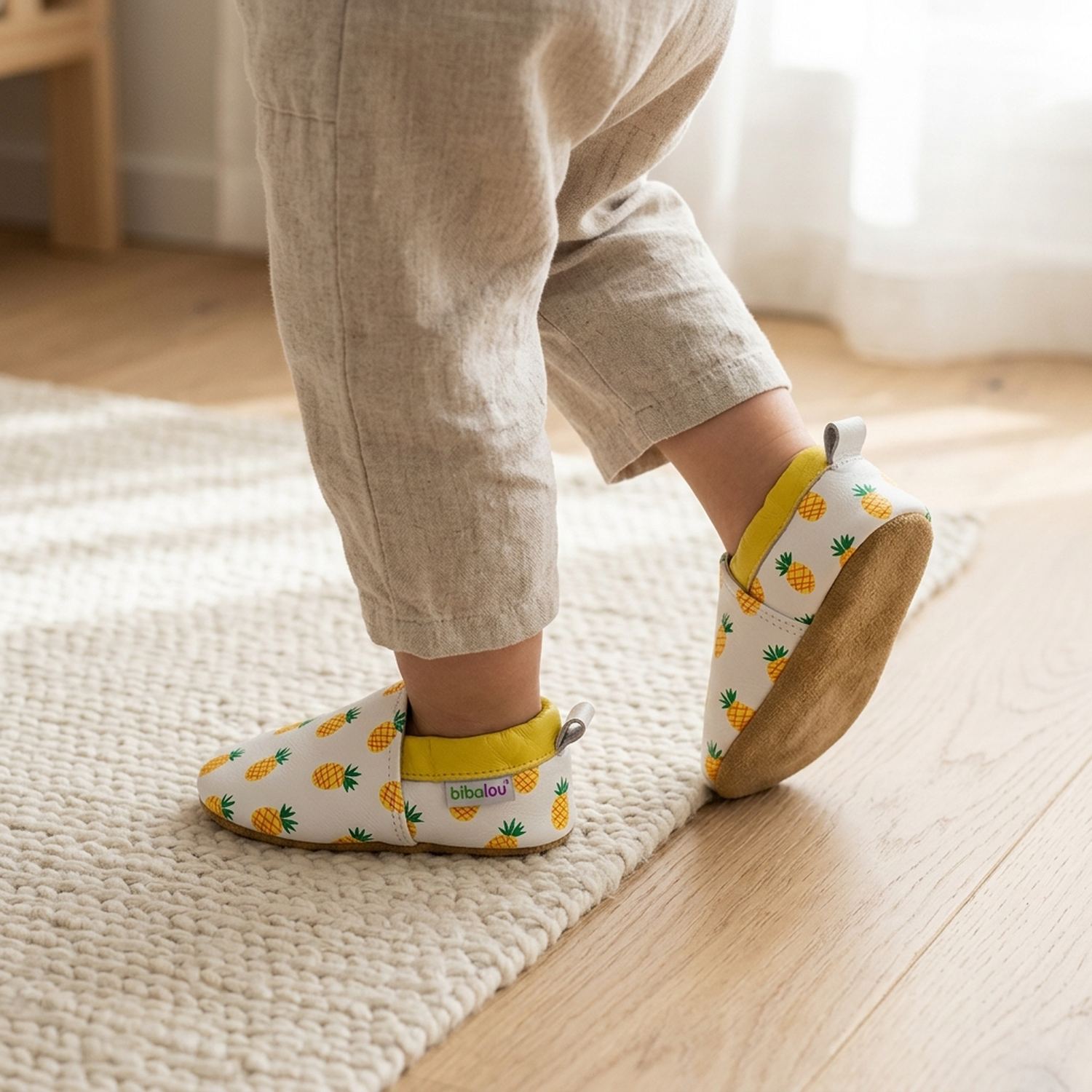 chaussons-bebe-cuir-souple-imprime-ananas-portee-bebe-4