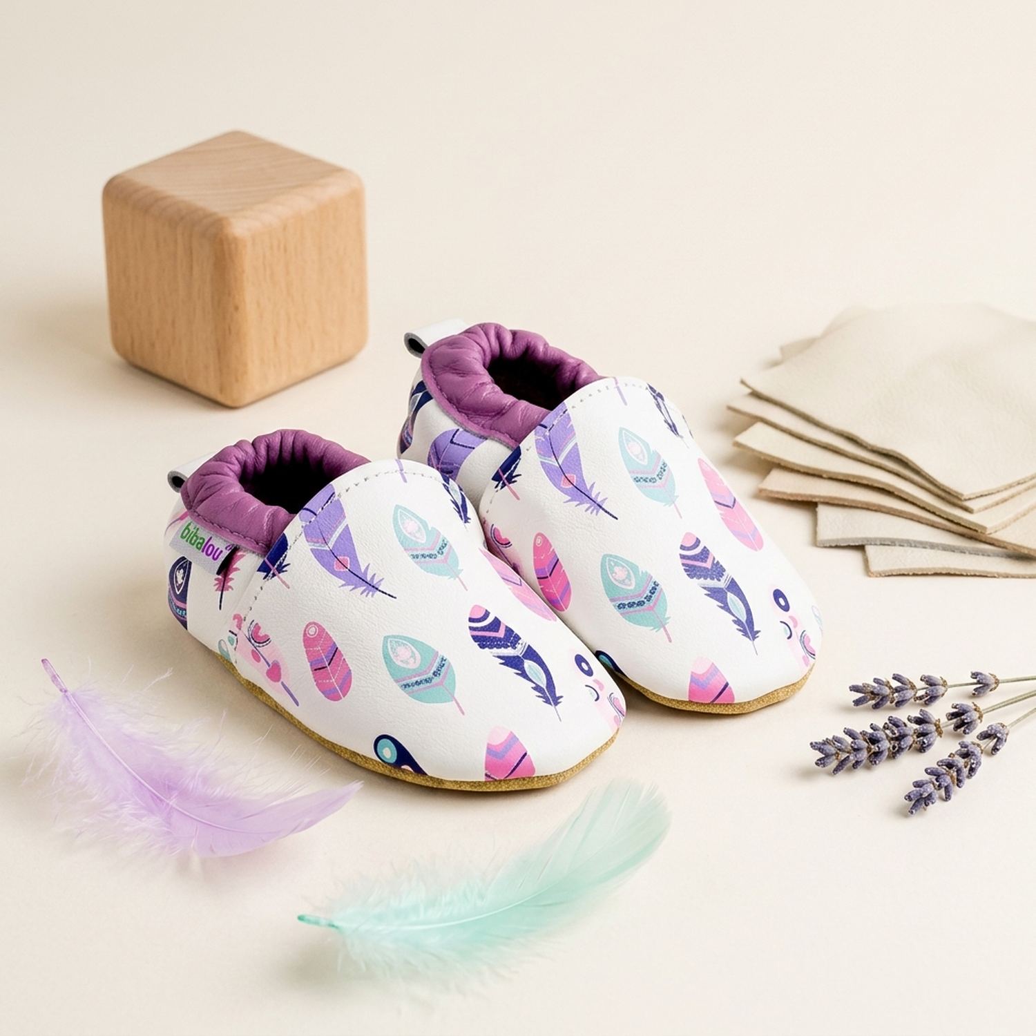 chaussons-bebe-cuir-souple-imprime-indien-mise-en-scene-atelier-4