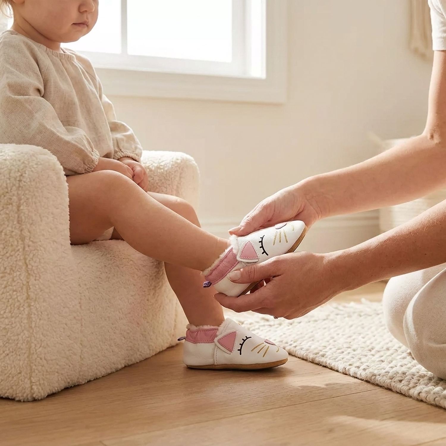 chaussons-bebe-cuir-souple-fourres-madame-chat-avec-adulte-6