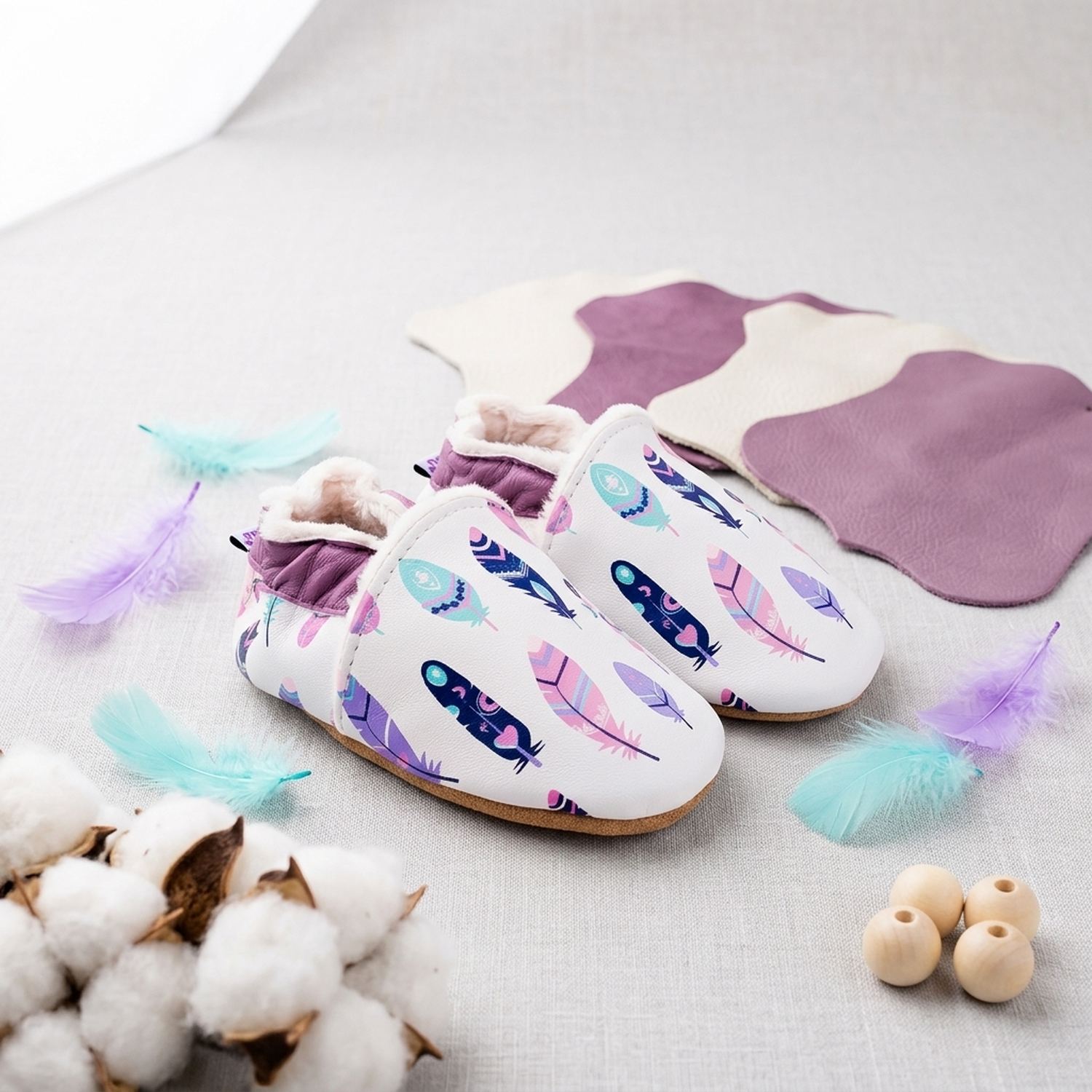 chaussons-bebe-cuir-souple-fourres-imprime-indien-mise-en-scene-atelier-4