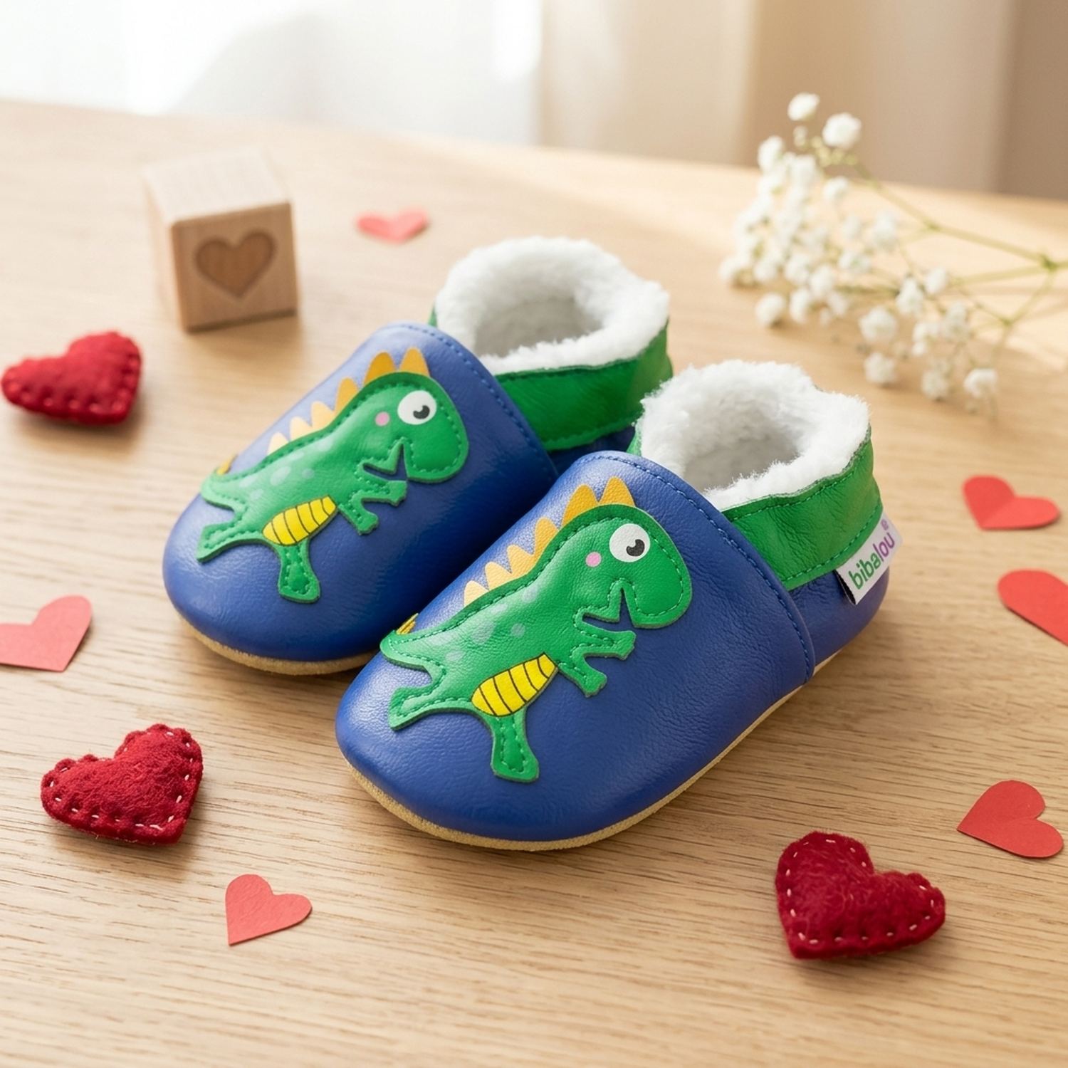 chaussons-bebe-cuir-souple-fourres-victor-le-dinosaure-mise-en-scene-saint-valentin-5