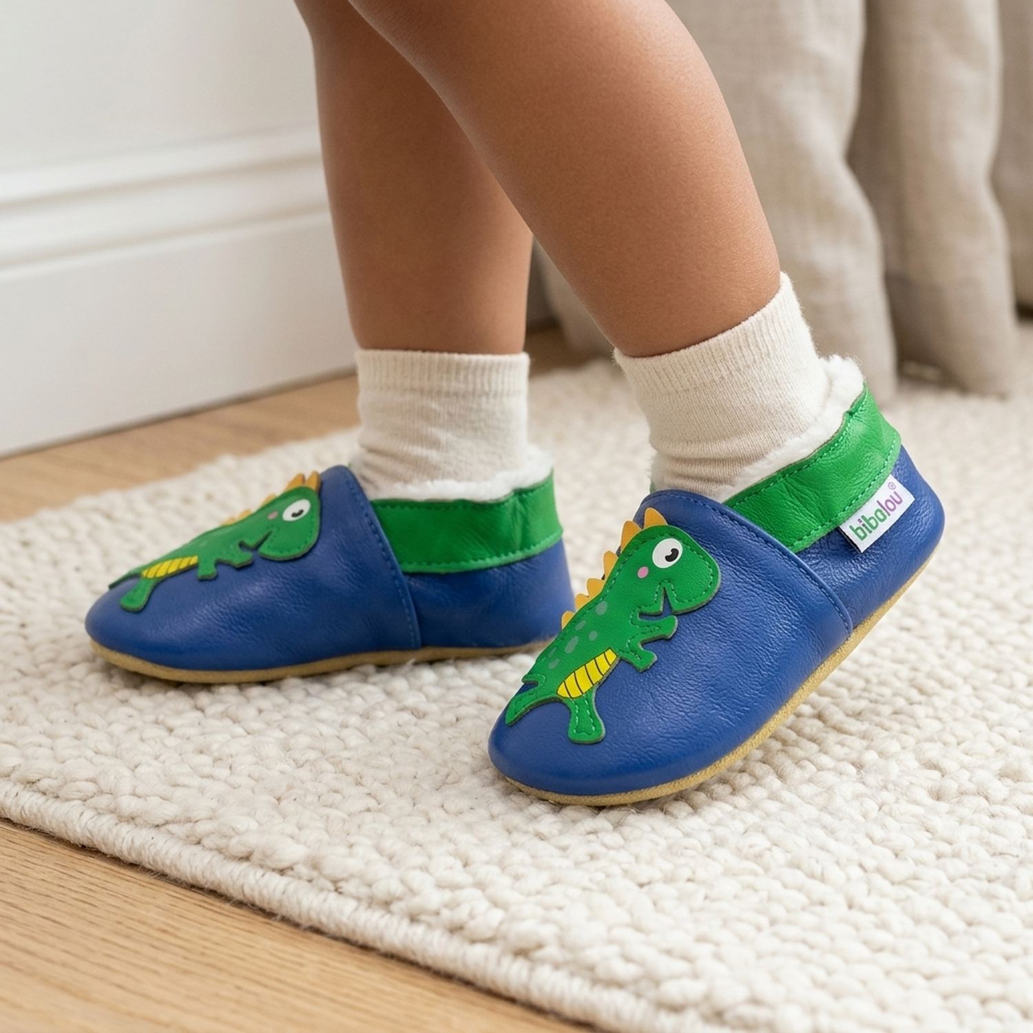 chaussons-bebe-cuir-souple-fourres-victor-le-dinosaure-portee-bebe-2