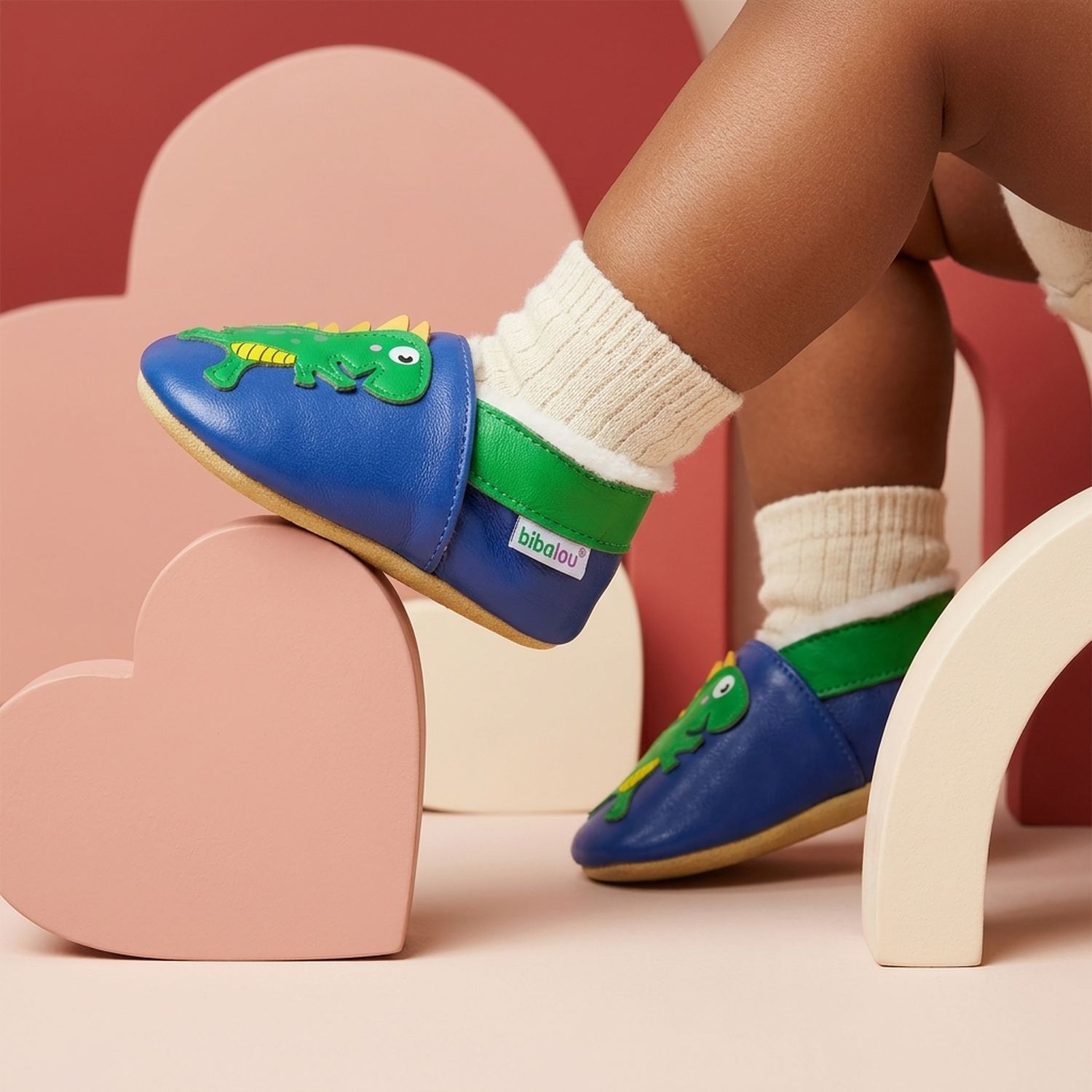 chaussons-bebe-cuir-souple-fourres-victor-le-dinosaure-avec-adulte-6