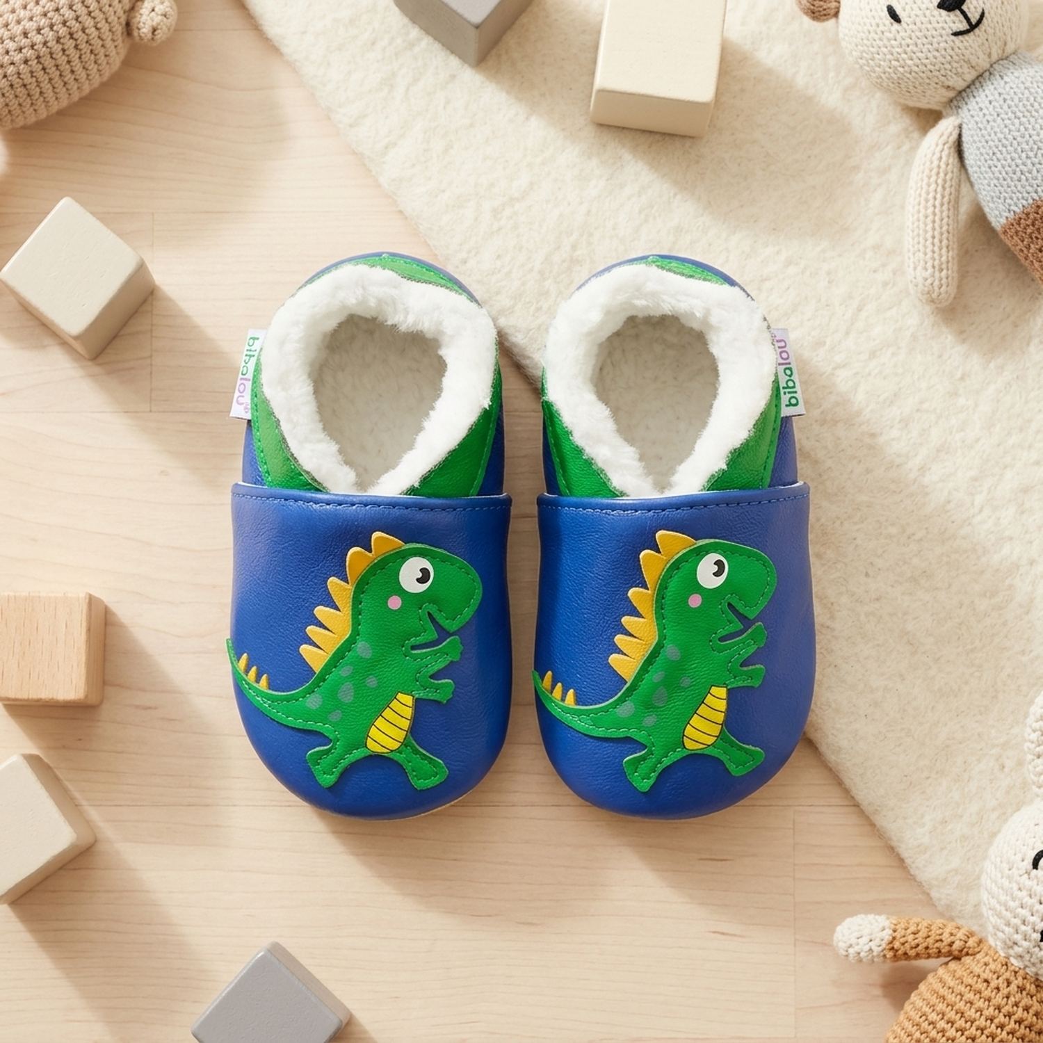 chaussons-bebe-cuir-souple-fourres-victor-le-dinosaure-mise-en-scene-jouets-3