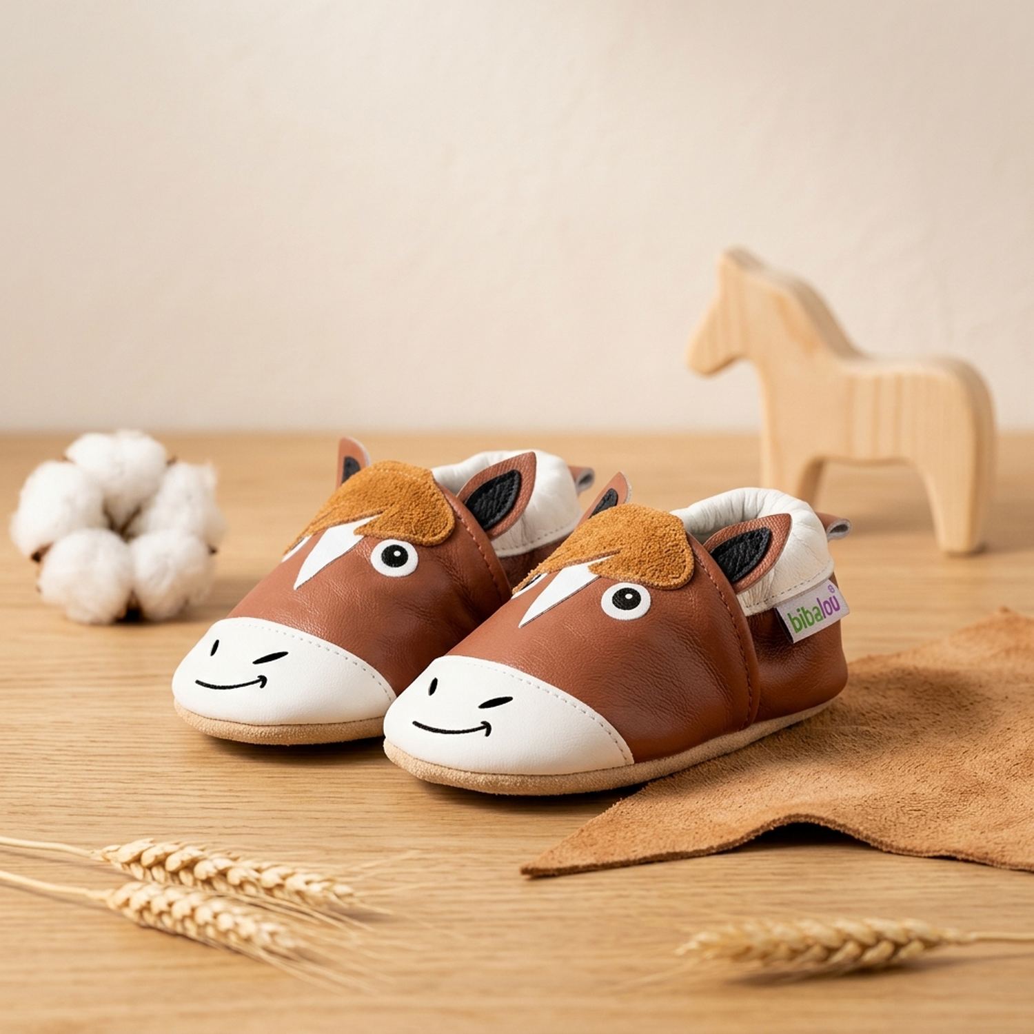 chaussons-bebe-cuir-souple-perceval-le-cheval-mise-en-scene-atelier-5