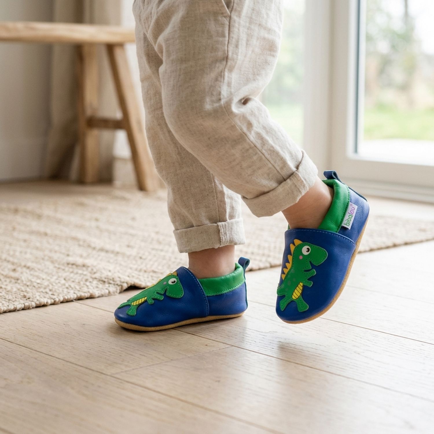chaussons-bebe-cuir-souple-victor-le-dinosaure-portee-bebe-entier-4