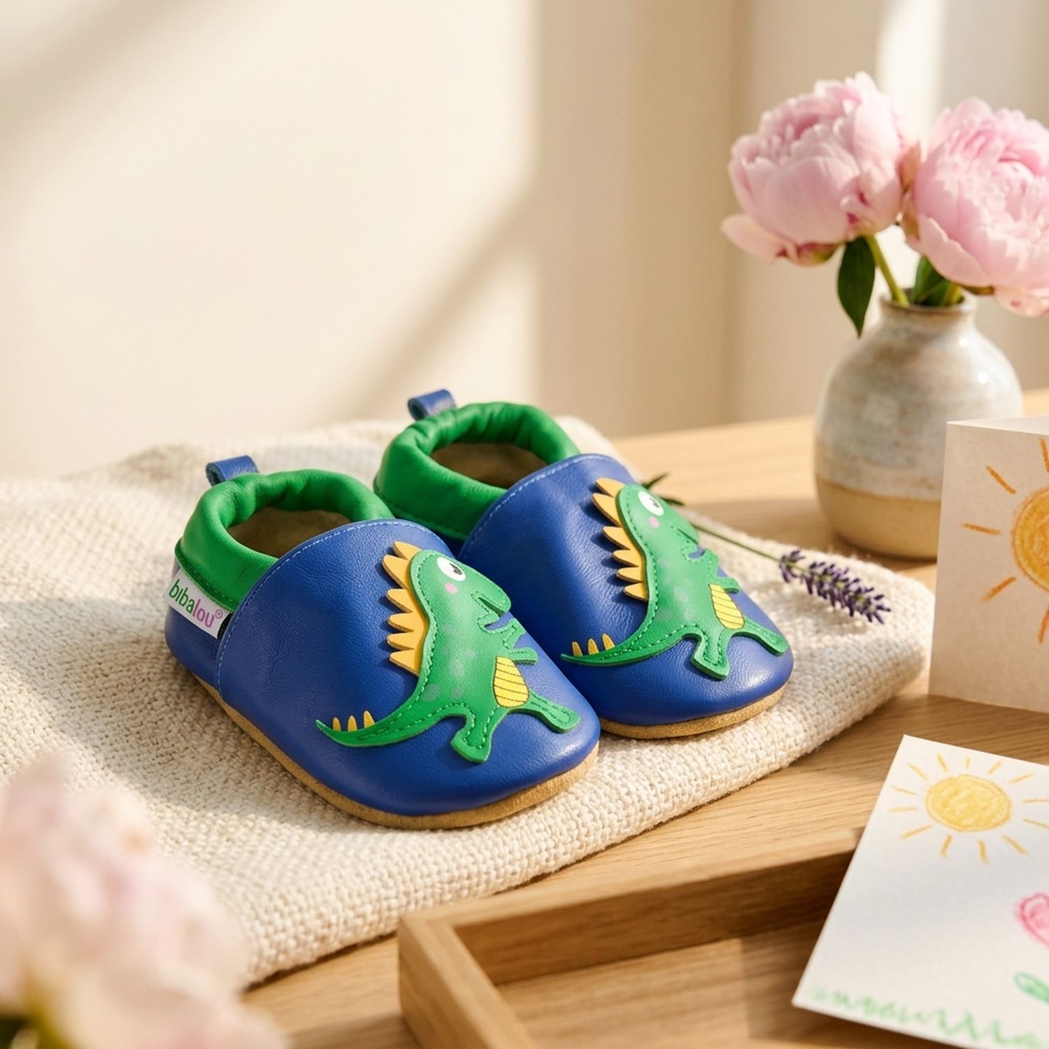 chaussons-bebe-cuir-souple-victor-le-dinosaure-mise-en-scene-fleurs-3