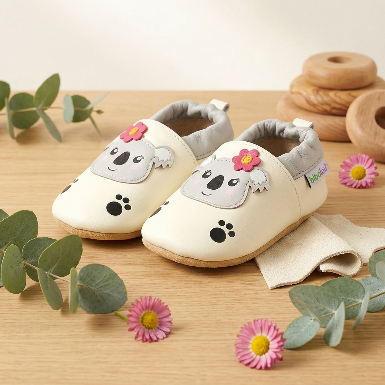 chaussons-bebe-cuir-souple-lola-la-koala-mise-en-scene-fleurs-6