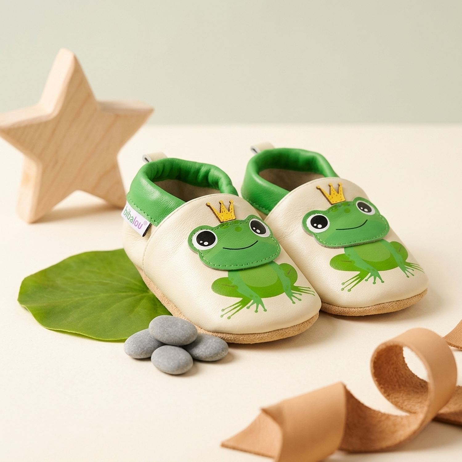 chaussons-bebe-cuir-souple-juliette-la-rainette-mise-en-scene-nature-3