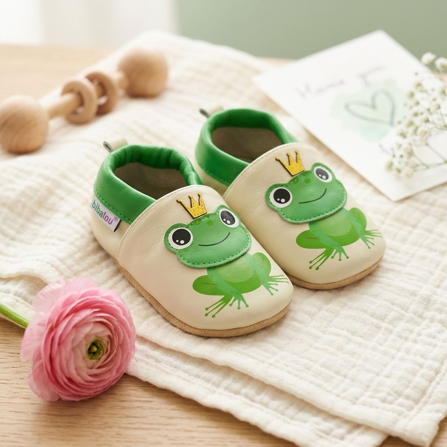 chaussons-bebe-cuir-souple-juliette-la-rainette-mise-en-scene-jouets-6