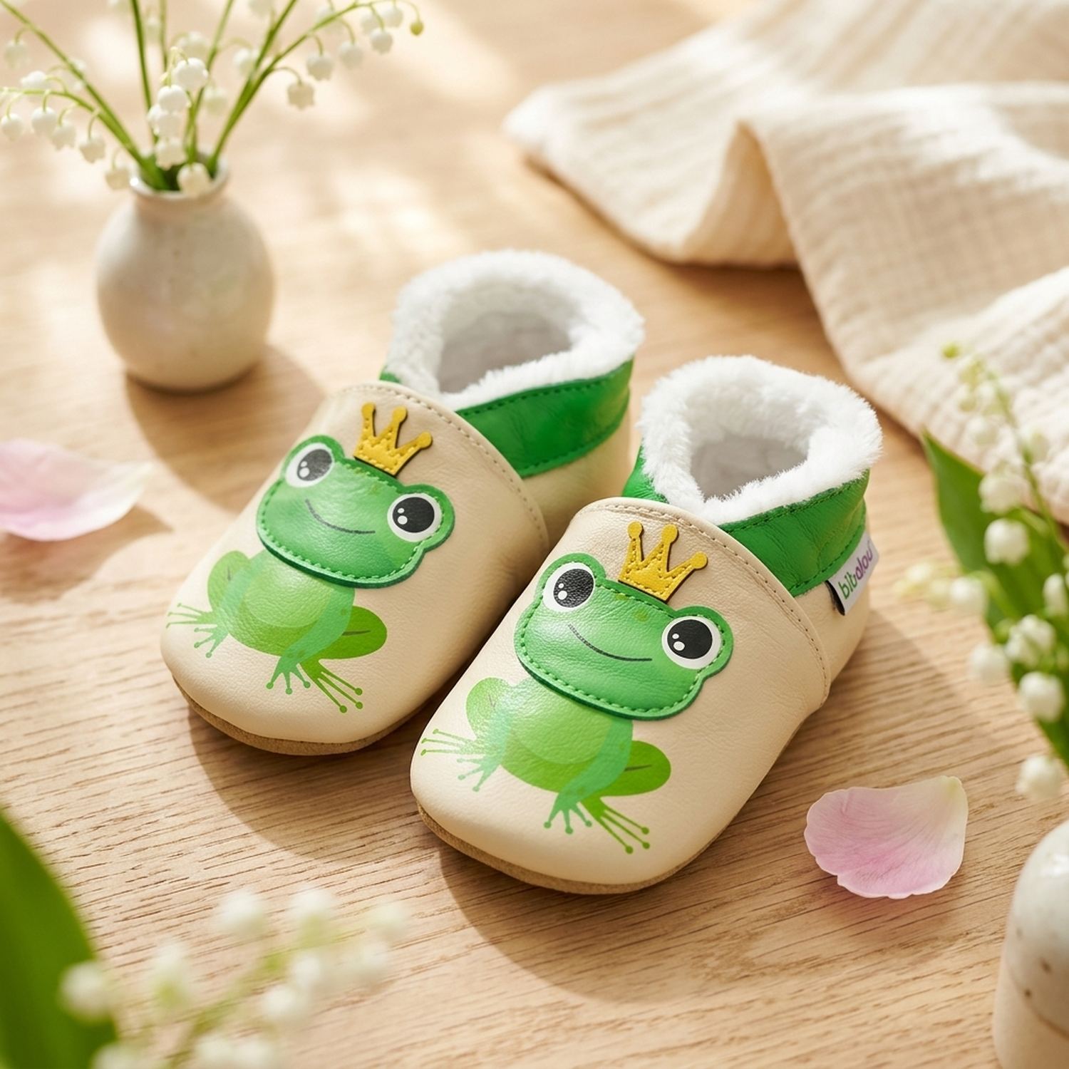 chaussons-bebe-cuir-souple-fourres-juliette-la-rainette-mise-en-scene-fleurs-4