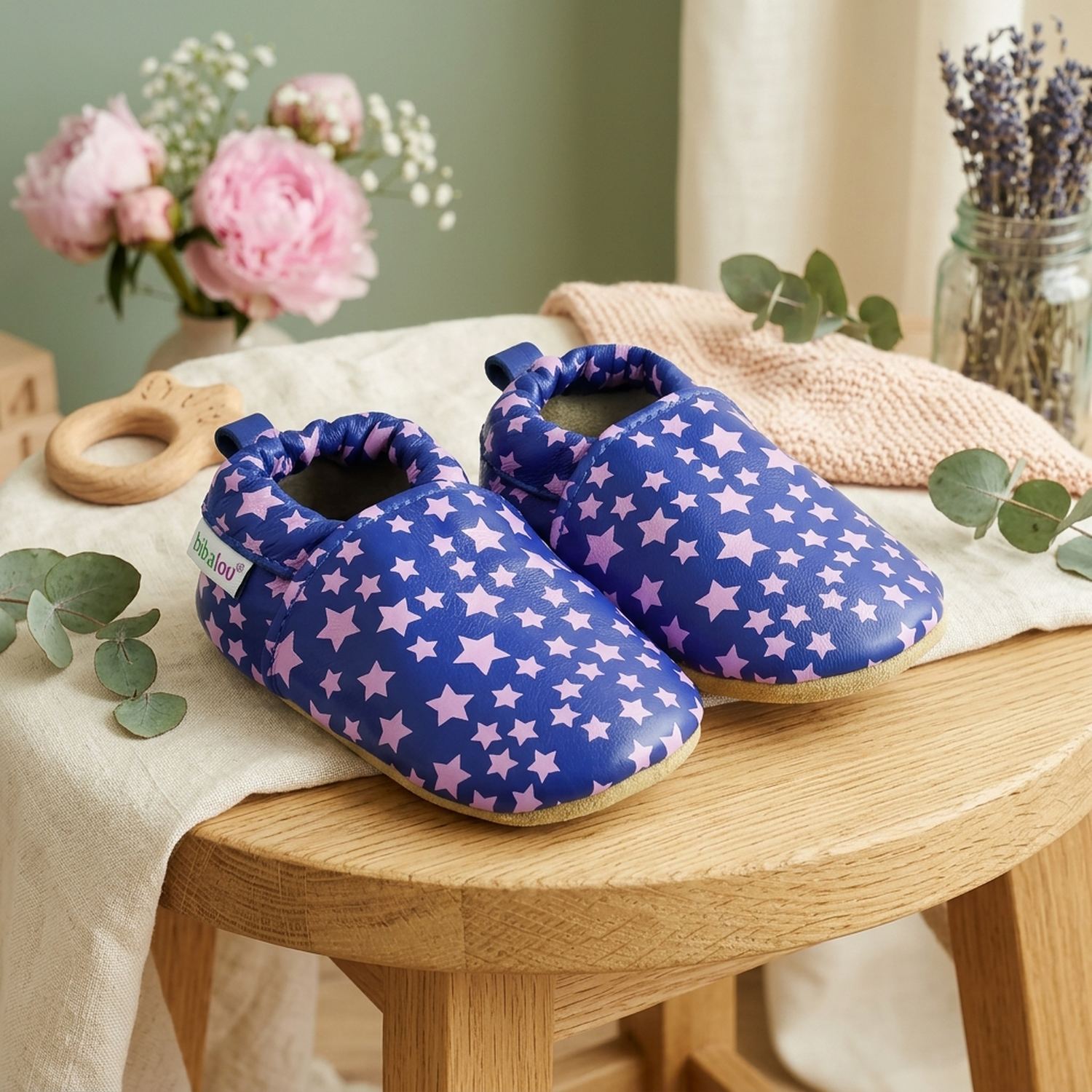 chaussons-bebe-cuir-souple-imprime-etoiles-mauves-mise-en-scene-fleurs-4